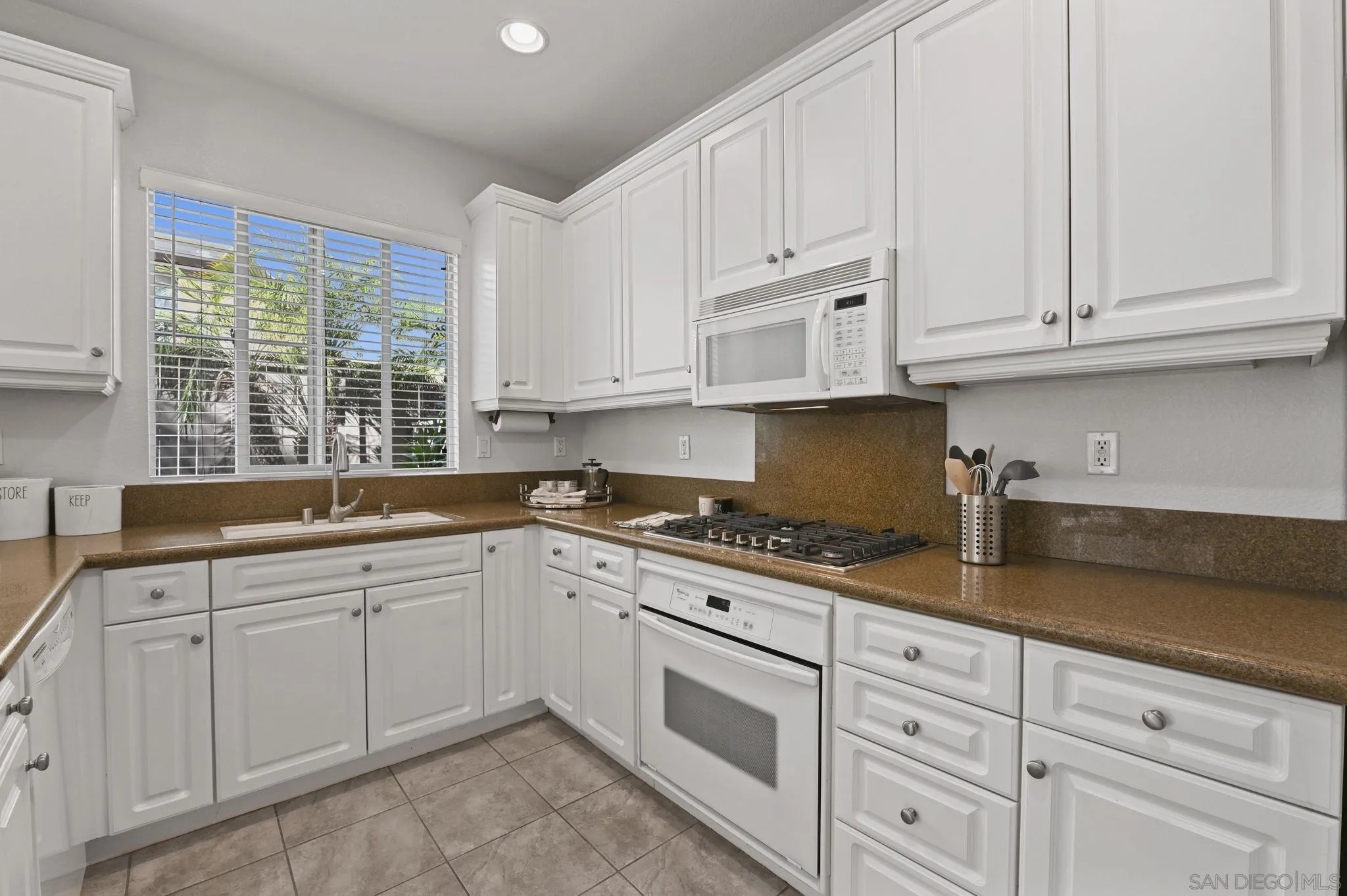 https://cdn.realtyfeed.com/cdn/127/250037094/1b2cb59d8193b847497461f313e9f8e5.webp