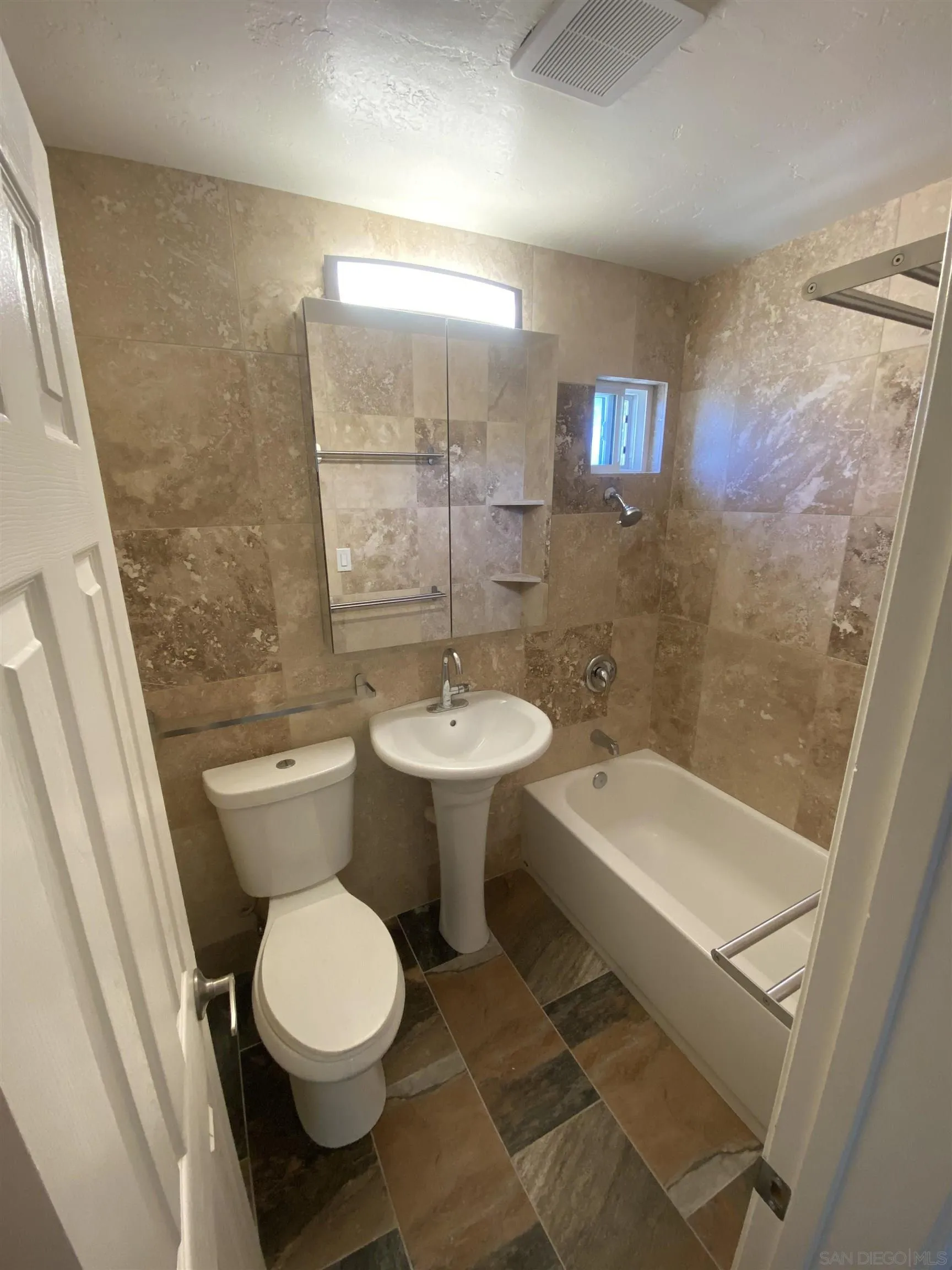 https://cdn.realtyfeed.com/cdn/127/250037105/573e0b0f480f984684f4f8b68ddc3da9.webp