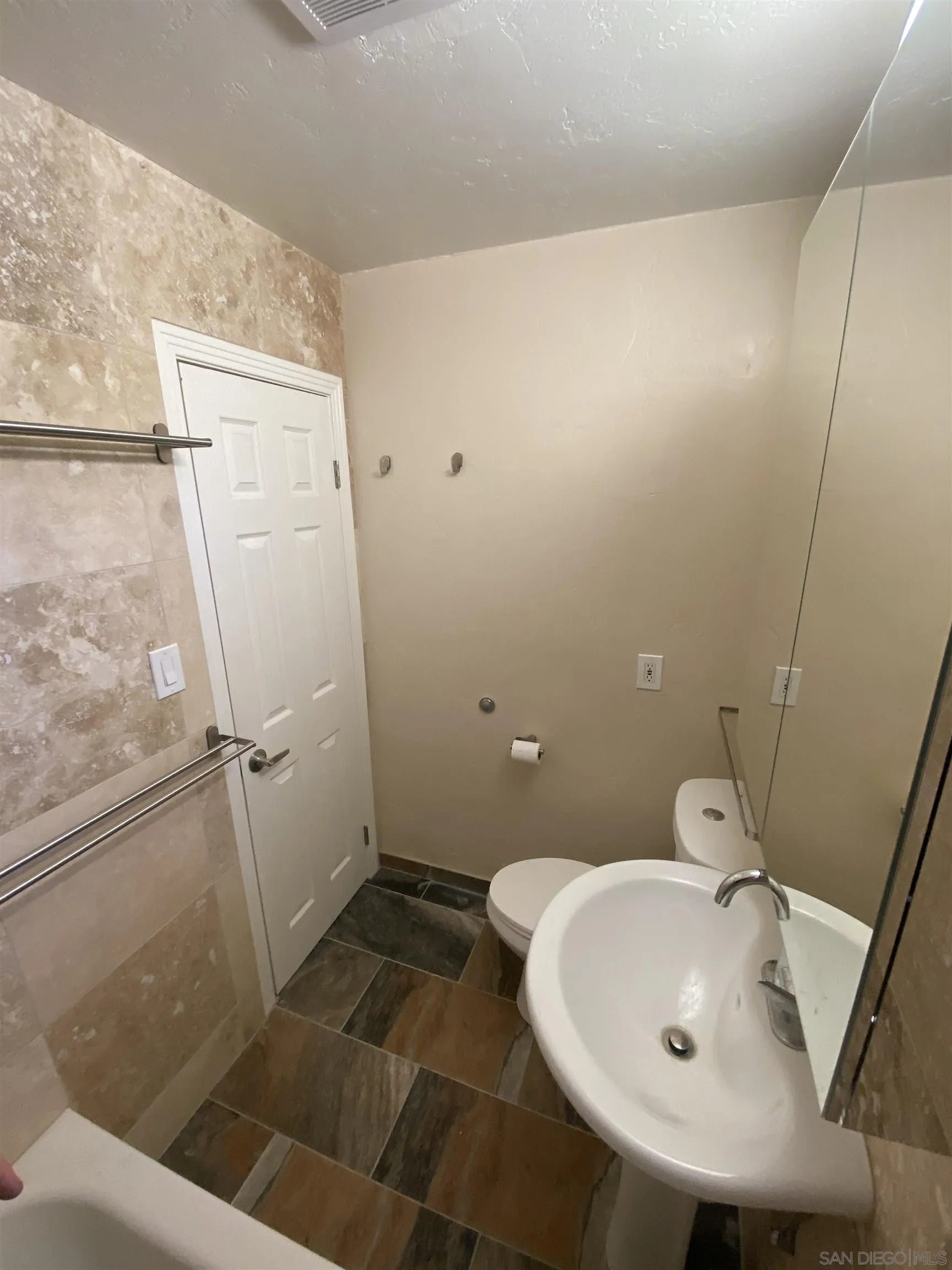https://cdn.realtyfeed.com/cdn/127/250037105/7e0d7d3a7d846dcb4eb2fe8eff57d430.webp