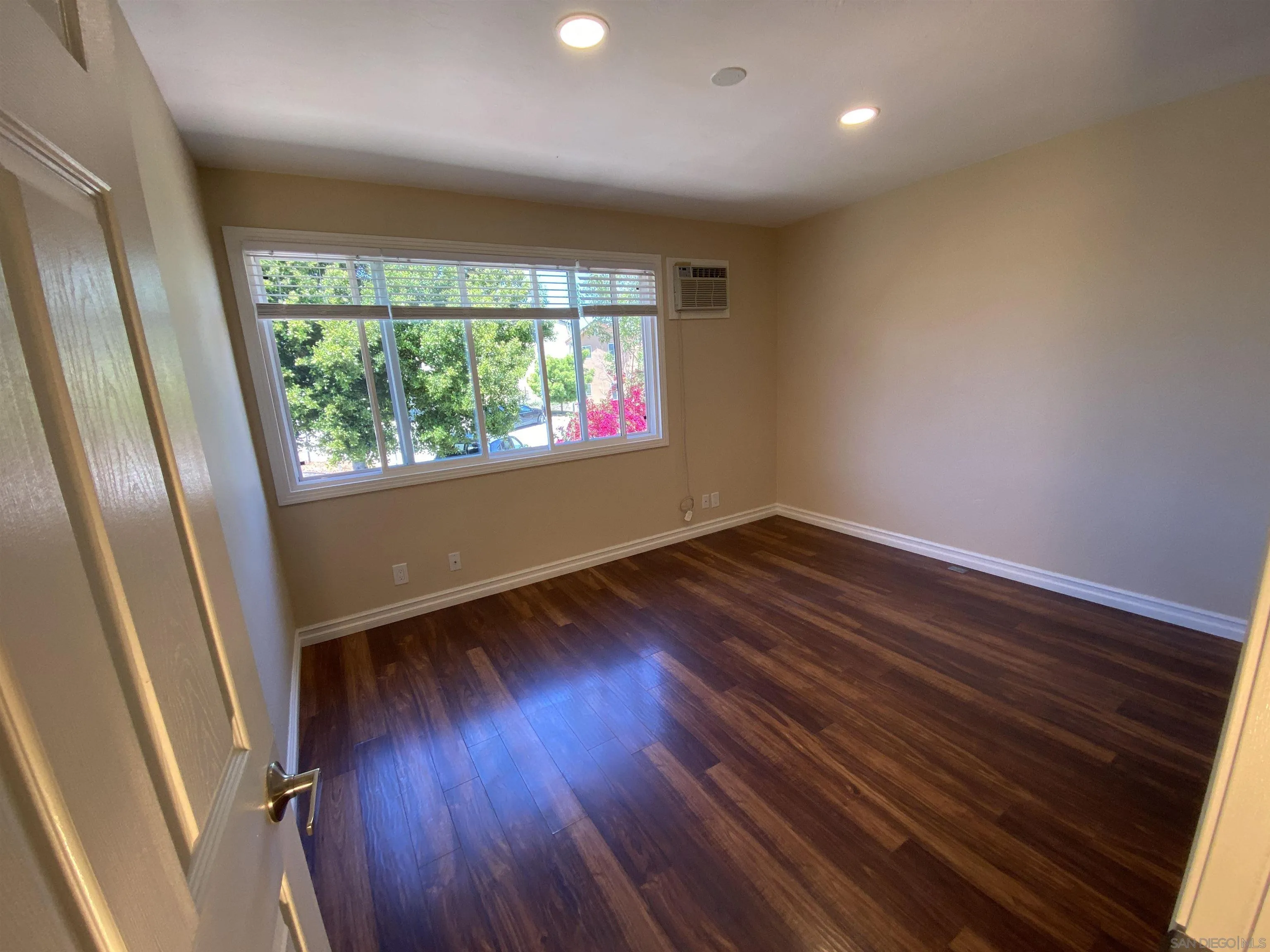 https://cdn.realtyfeed.com/cdn/127/250037105/aab4b24eb557a7bb149dd3f17d6d8499.webp