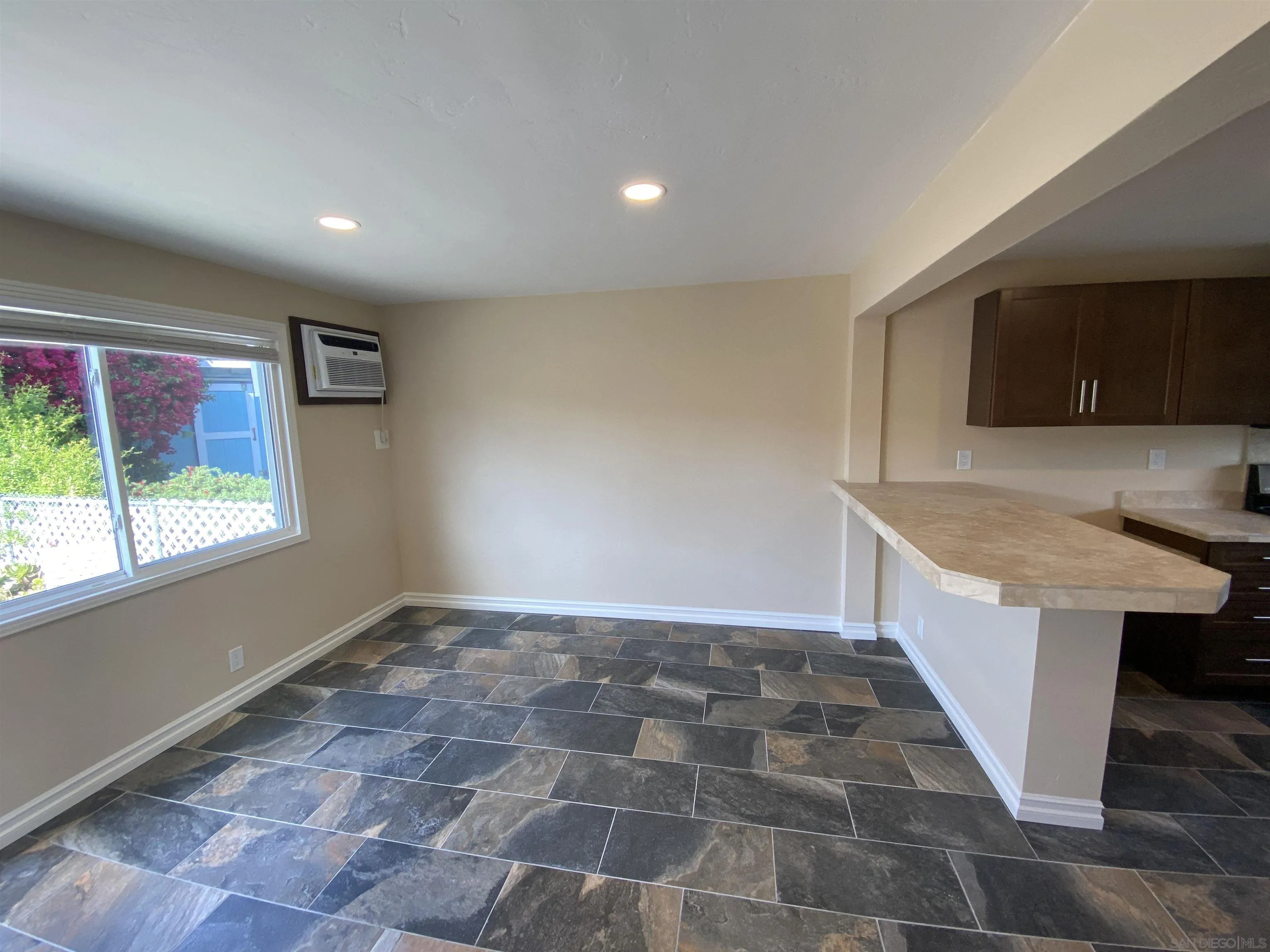 https://cdn.realtyfeed.com/cdn/127/250037105/c7ad3ff2e12d3646388bb2f0f8c1725e.webp