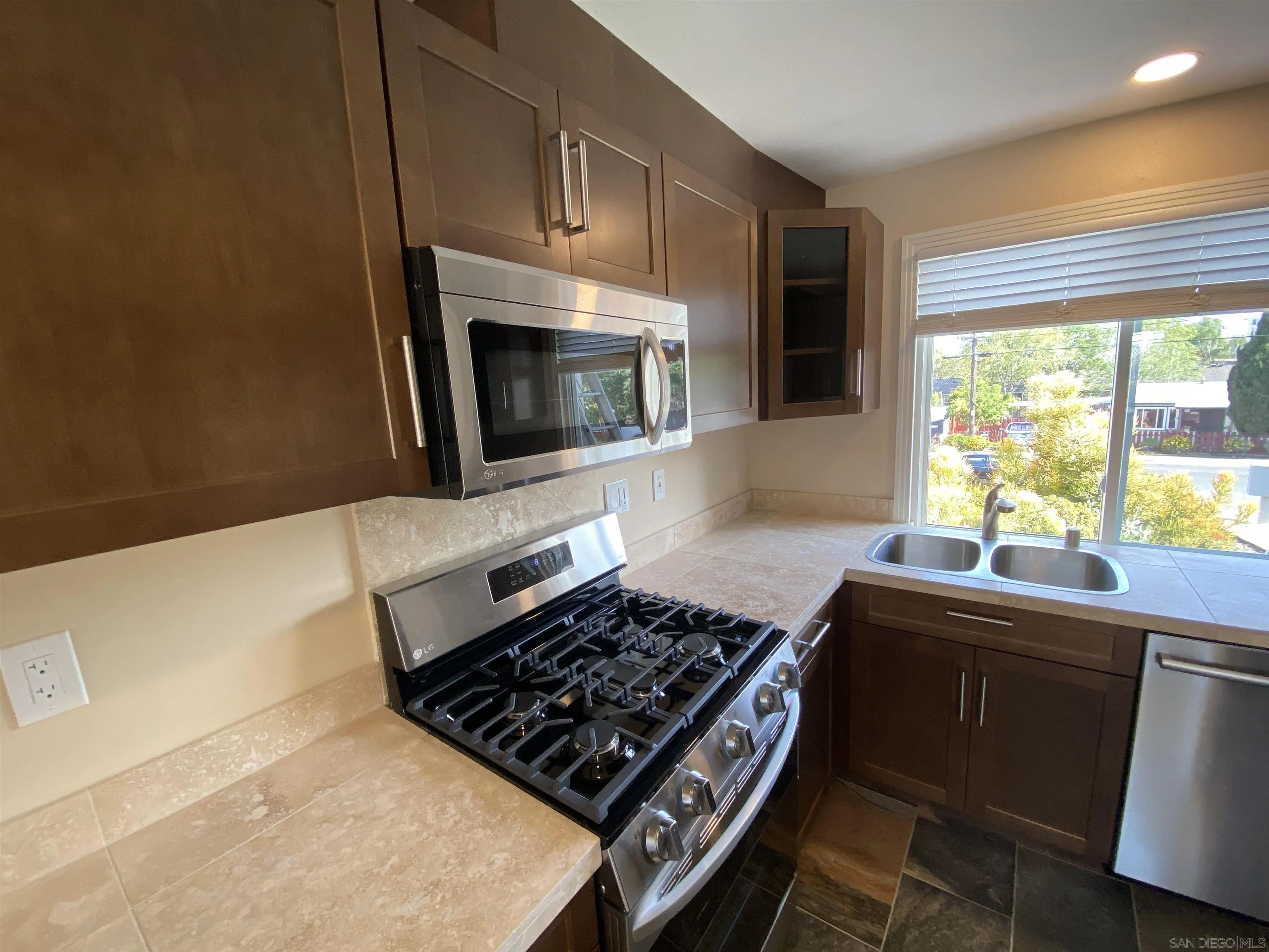 https://cdn.realtyfeed.com/cdn/127/250037105/fea078414ba32bcbd23097ca60c4cb5a.webp