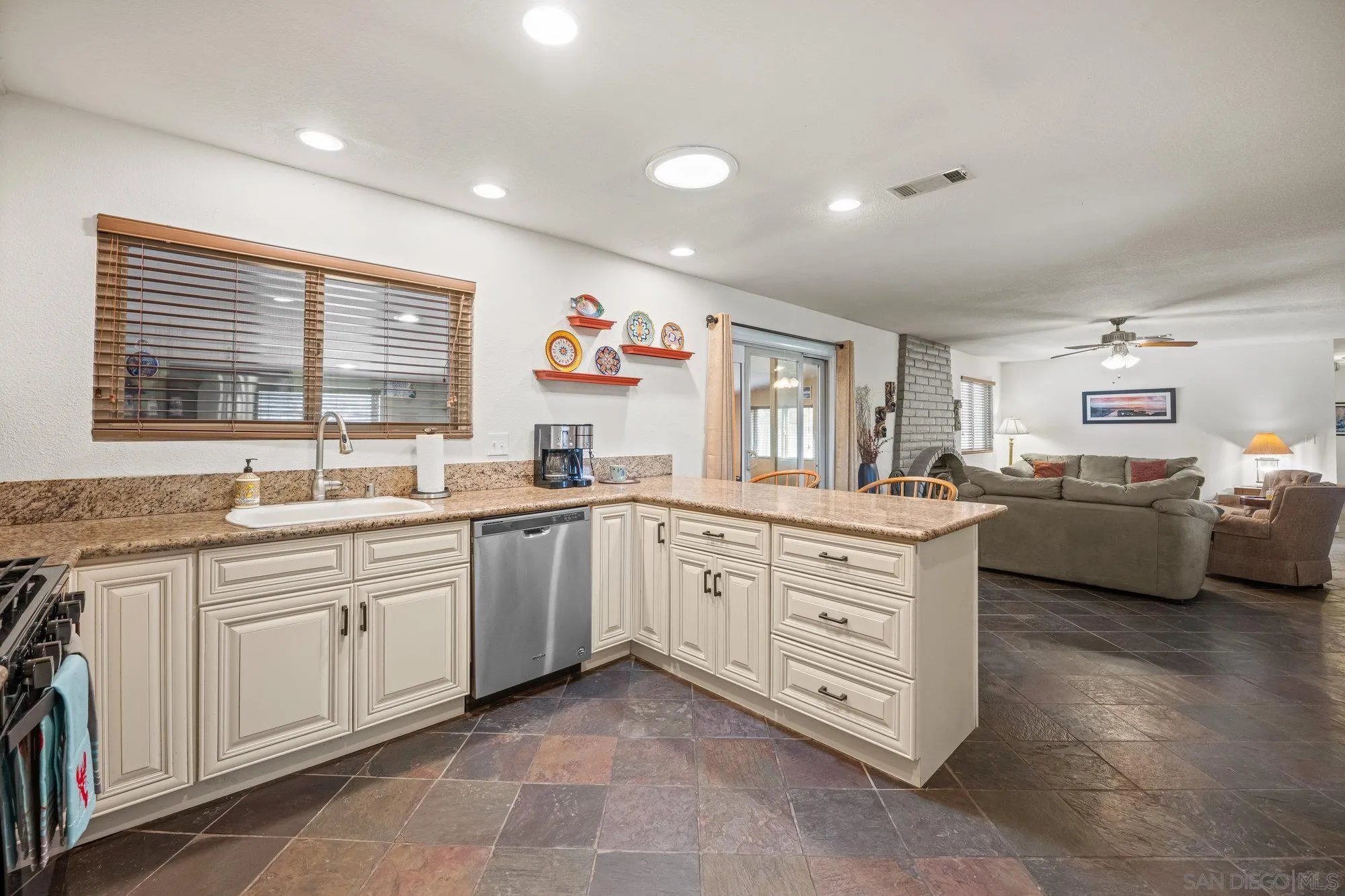 https://cdn.realtyfeed.com/cdn/127/250037108/10d076def7b3a41e489485e50ef152b3.webp