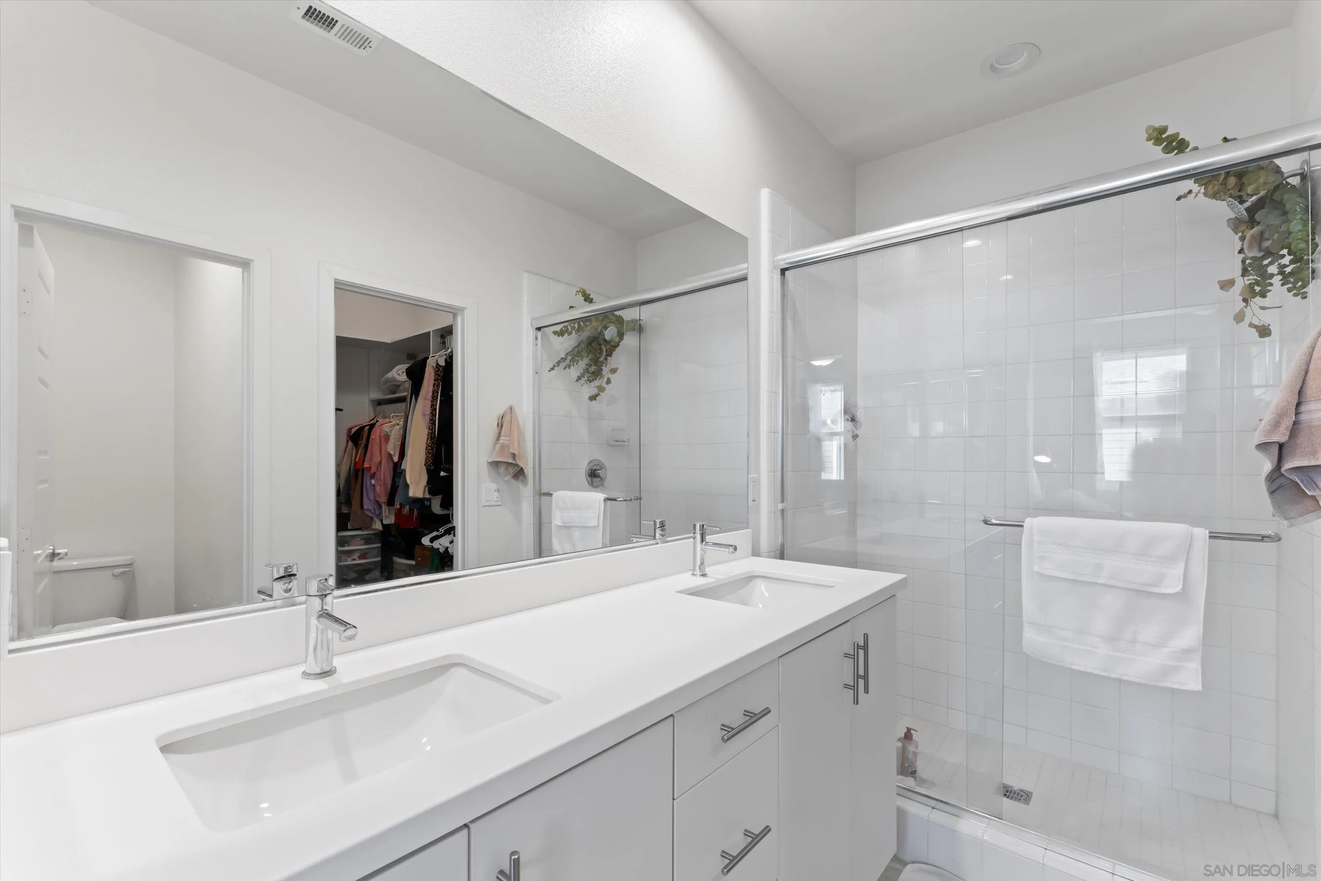 https://cdn.realtyfeed.com/cdn/127/250037120/4bea7e6288641be366616f6e80676cdb.webp