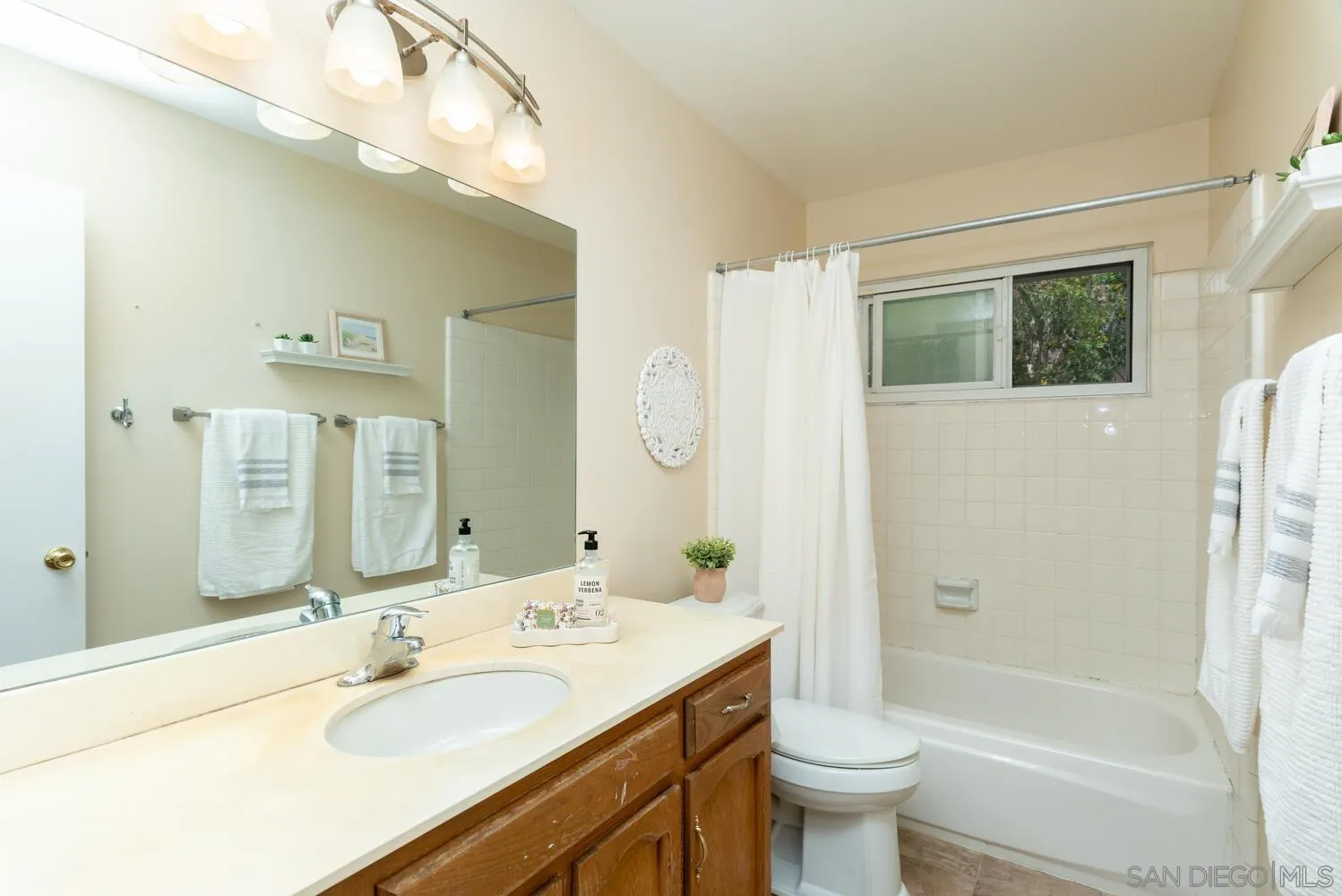 https://cdn.realtyfeed.com/cdn/127/250037121/31afb88d13bdadb03e48f5321f135b0c.webp