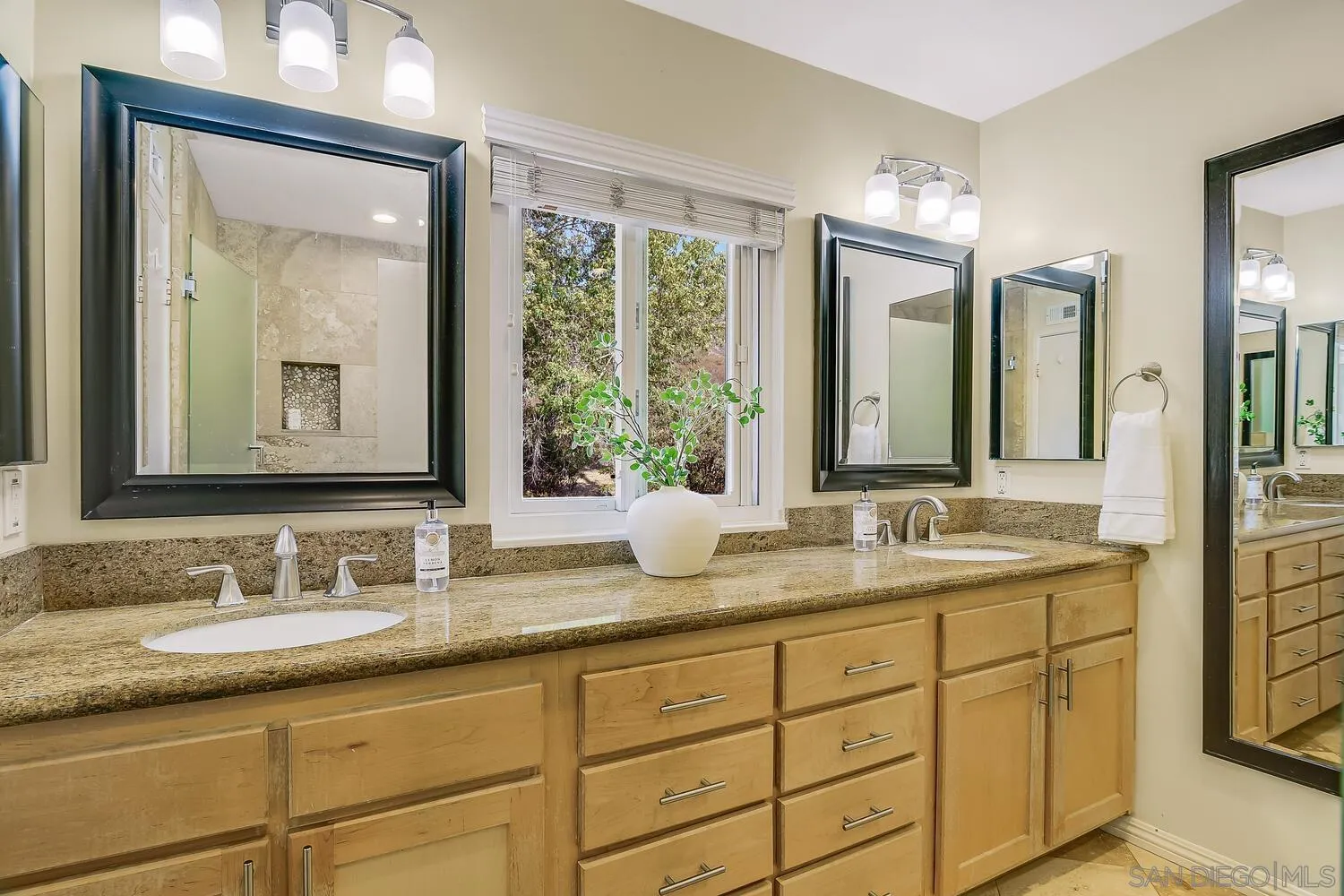 https://cdn.realtyfeed.com/cdn/127/250037121/a6a91373e039e31a8e73c9771ebfe05f.webp