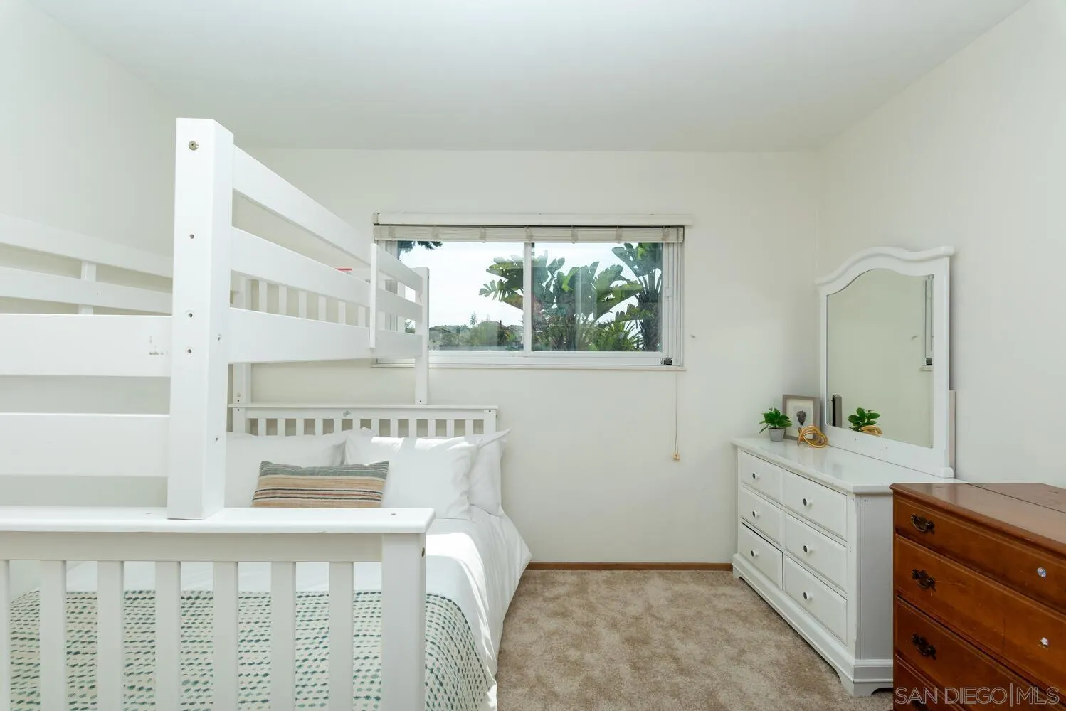 https://cdn.realtyfeed.com/cdn/127/250037121/edd06f8c85695c624bef428c2c13a7c0.webp