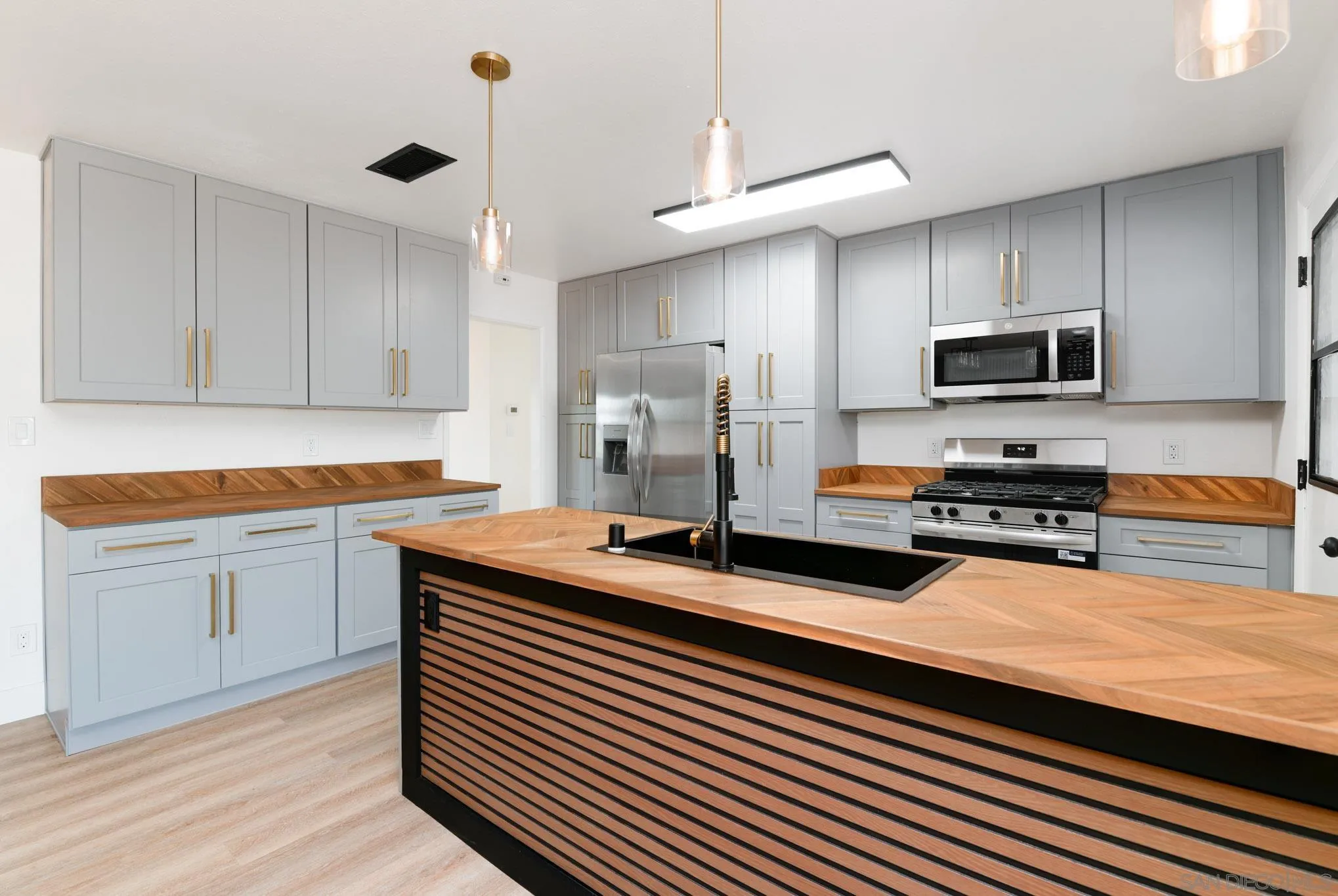 https://cdn.realtyfeed.com/cdn/127/250037136/379710547e7c8e1fd130db4111e0db28.webp