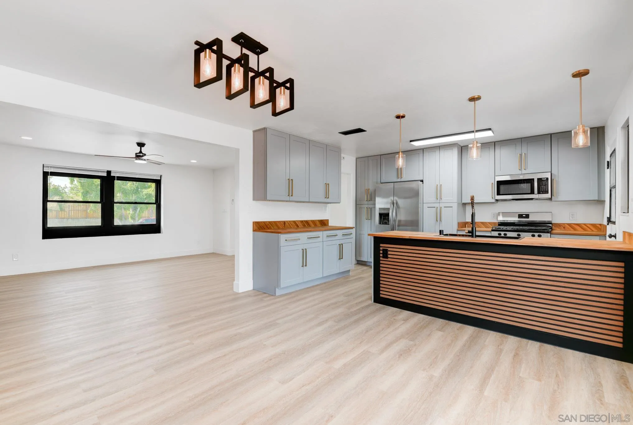 https://cdn.realtyfeed.com/cdn/127/250037136/5f9f9189b97e1aa25ddf9ad90f10f2fb.webp