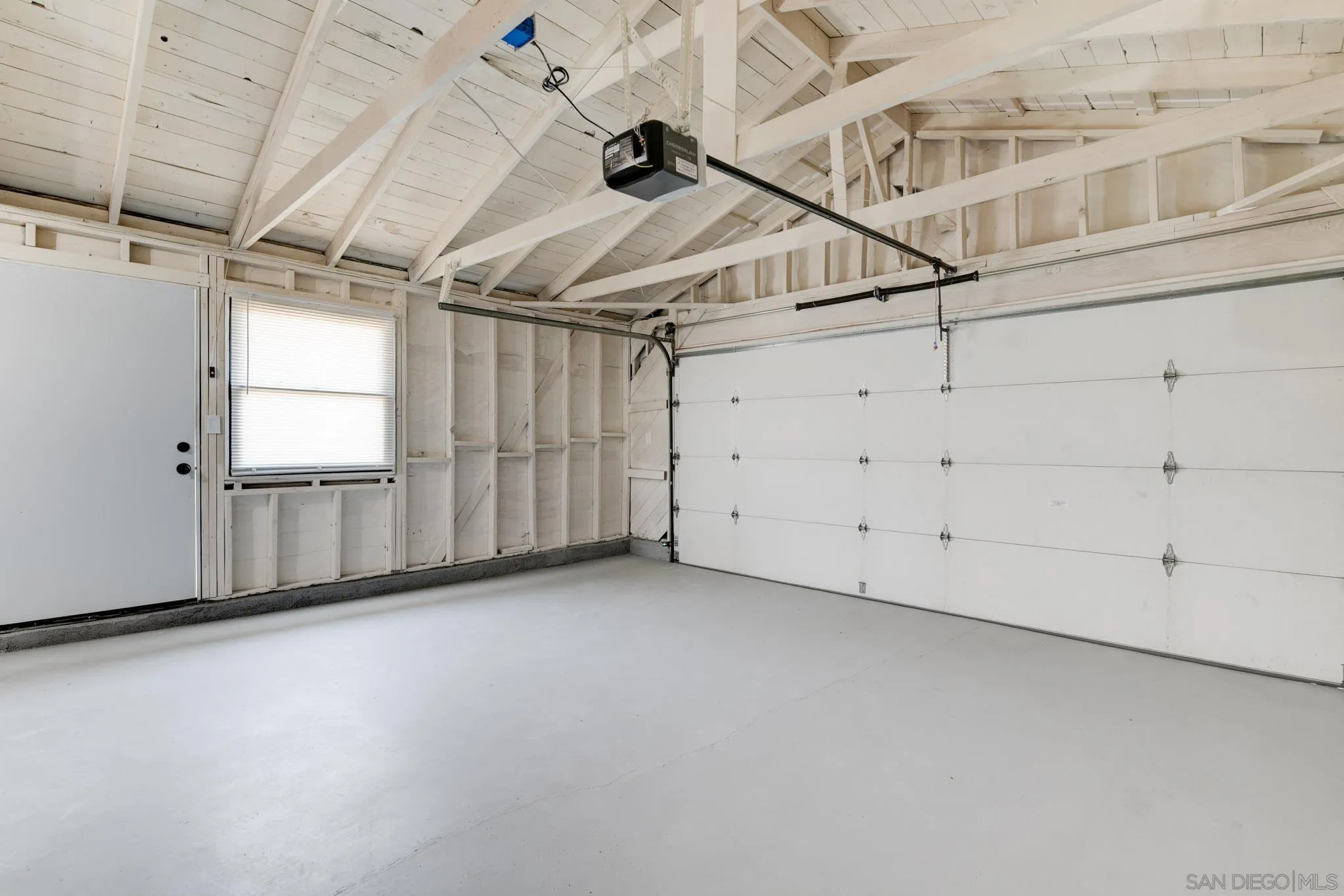 https://cdn.realtyfeed.com/cdn/127/250037136/ec85e2219550b3ba9004724254437c49.webp