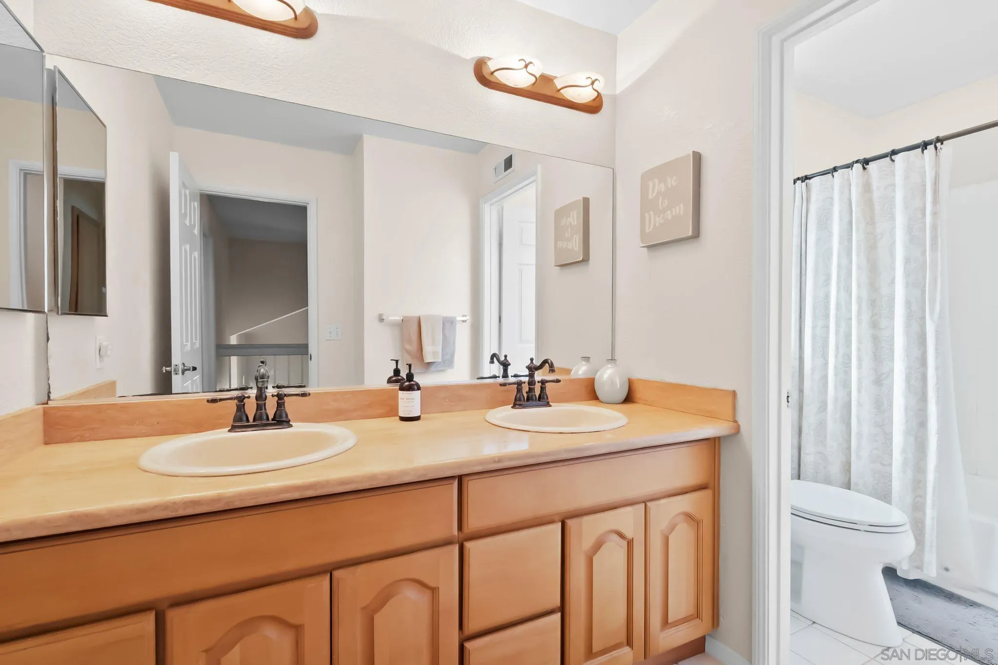 https://cdn.realtyfeed.com/cdn/127/250037138/45197c0df296cd171d4948aeac7d5b68.webp