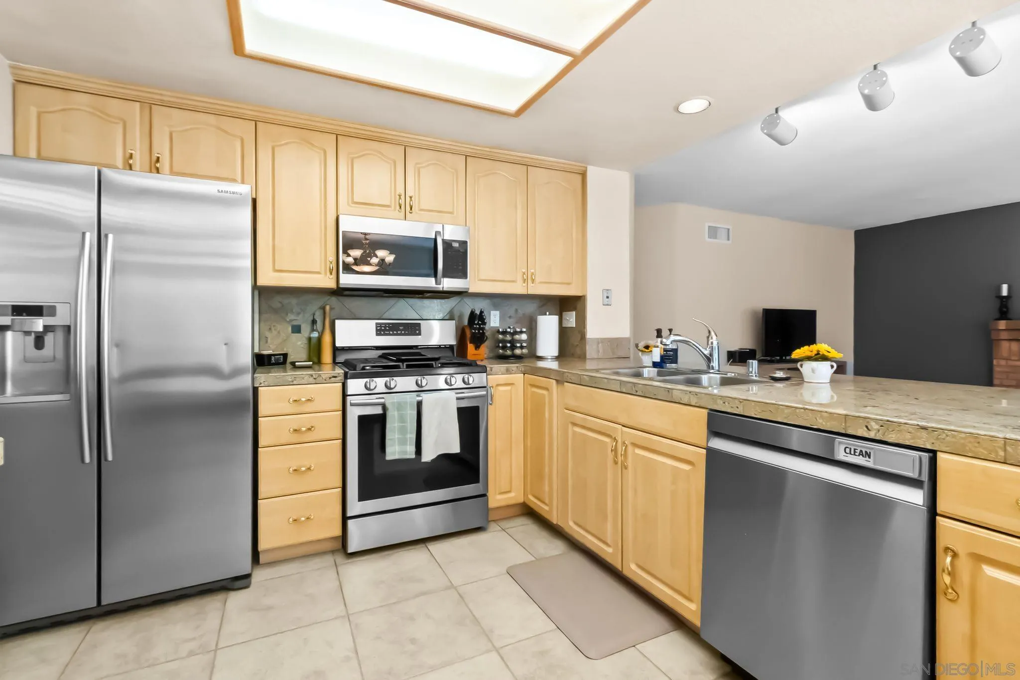 https://cdn.realtyfeed.com/cdn/127/250037138/acd2773b5083ab501ed35afe262c73c3.webp