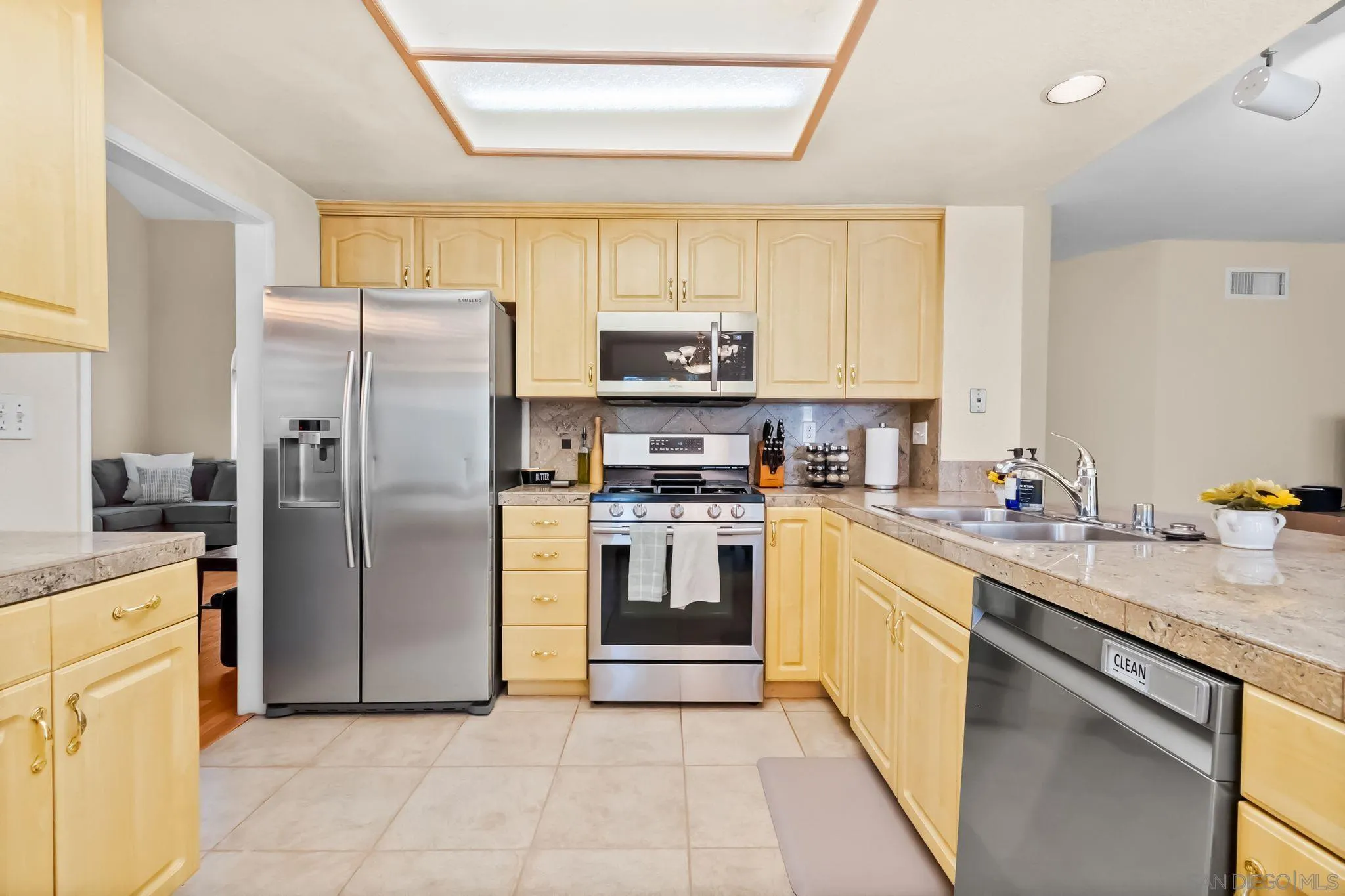 https://cdn.realtyfeed.com/cdn/127/250037138/bbcafb22165ce655a90ebb5896bbc86b.webp