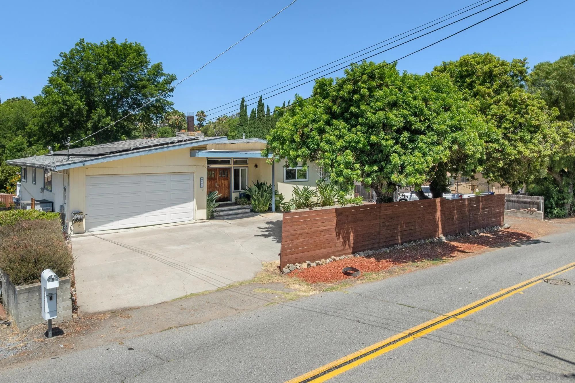https://cdn.realtyfeed.com/cdn/127/250037142/101fbec14e286eb6e7ea398e7e0390ad.webp