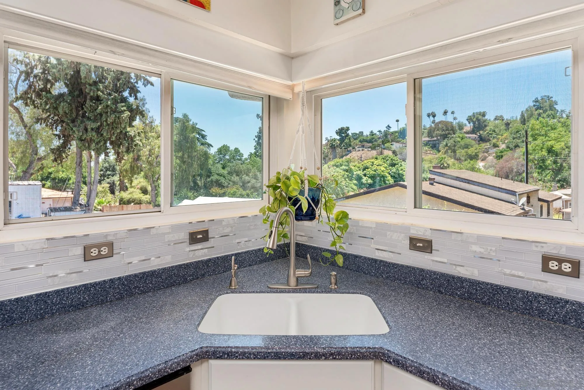 https://cdn.realtyfeed.com/cdn/127/250037142/3f23f42fabebe2cb95f964e5cc096280.webp