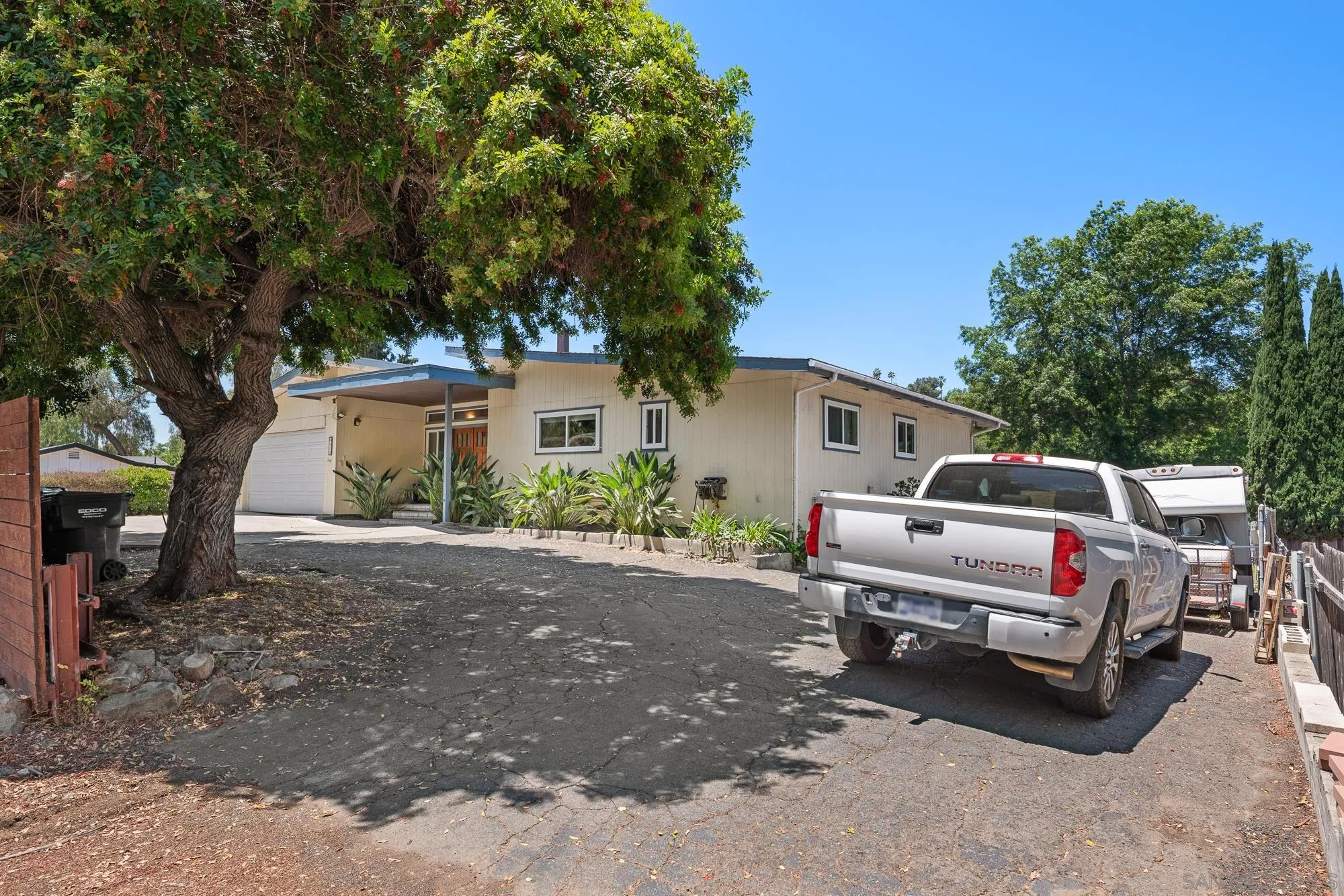 https://cdn.realtyfeed.com/cdn/127/250037142/aa29e1ba9be22f7591cf7b098976df11.webp