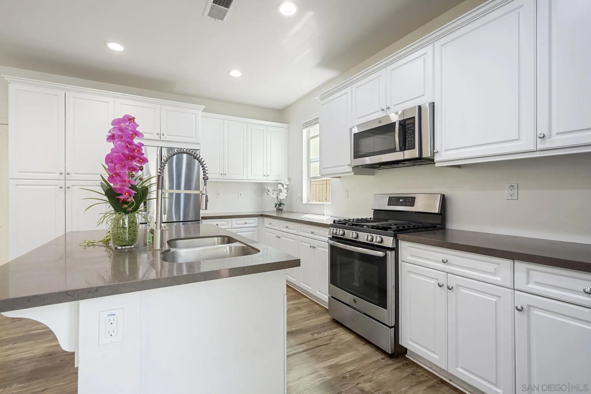 https://cdn.realtyfeed.com/cdn/127/250037144/d23656f975f46d1459151f4834df1218.webp