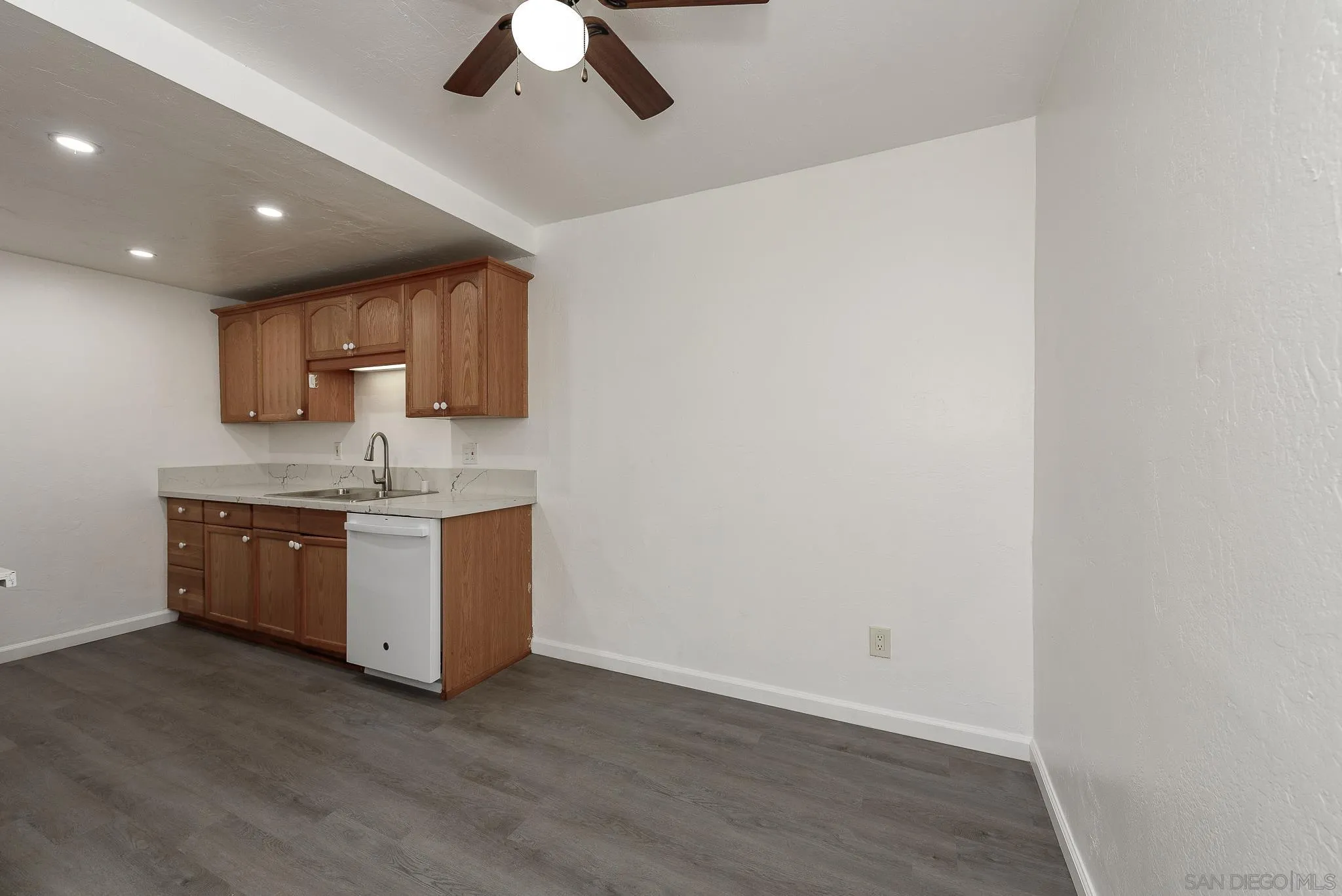 https://cdn.realtyfeed.com/cdn/127/250037145/c6c9bc32d970a0b0d2f6cb841170eb42.webp
