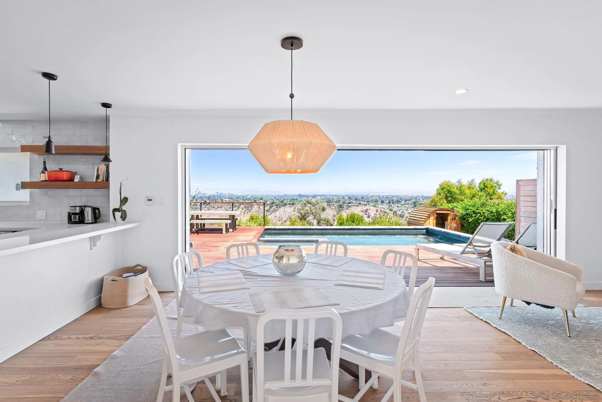 https://cdn.realtyfeed.com/cdn/127/250037158/7fcca5f1560f001afd7155941e8e5286.webp