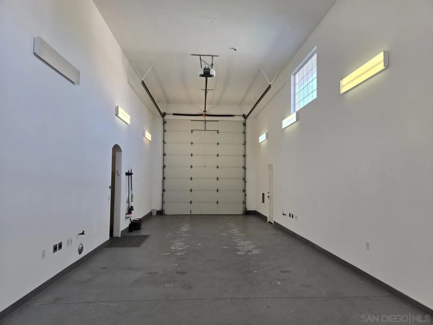 https://cdn.realtyfeed.com/cdn/127/250037164/5c73441331ad014e085bdedbc6c21abf.webp