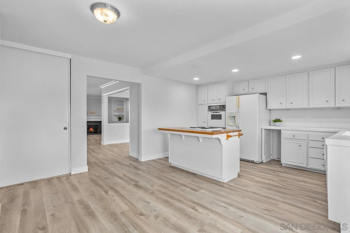 https://cdn.realtyfeed.com/cdn/127/250037182/464405b42627e76bc58d282eba932e17.webp