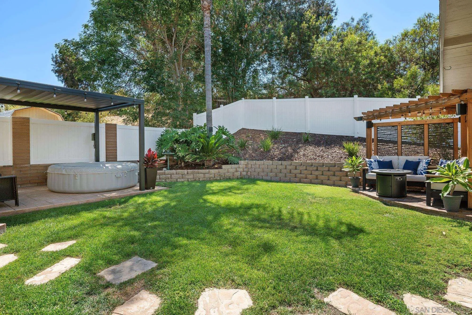 https://cdn.realtyfeed.com/cdn/127/250037184/374a023476e81658b621fabc6deedafc.webp