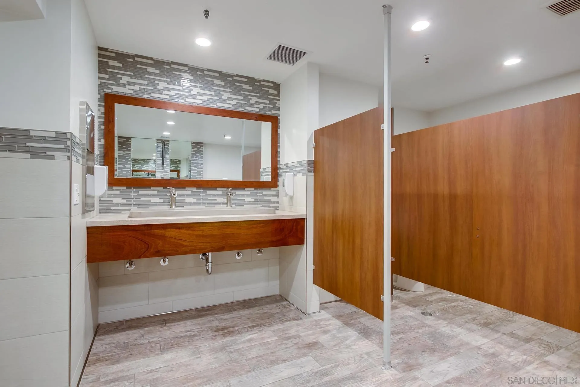 https://cdn.realtyfeed.com/cdn/127/250037193/729a295e879c4591562cc5c505b3c8d5.webp