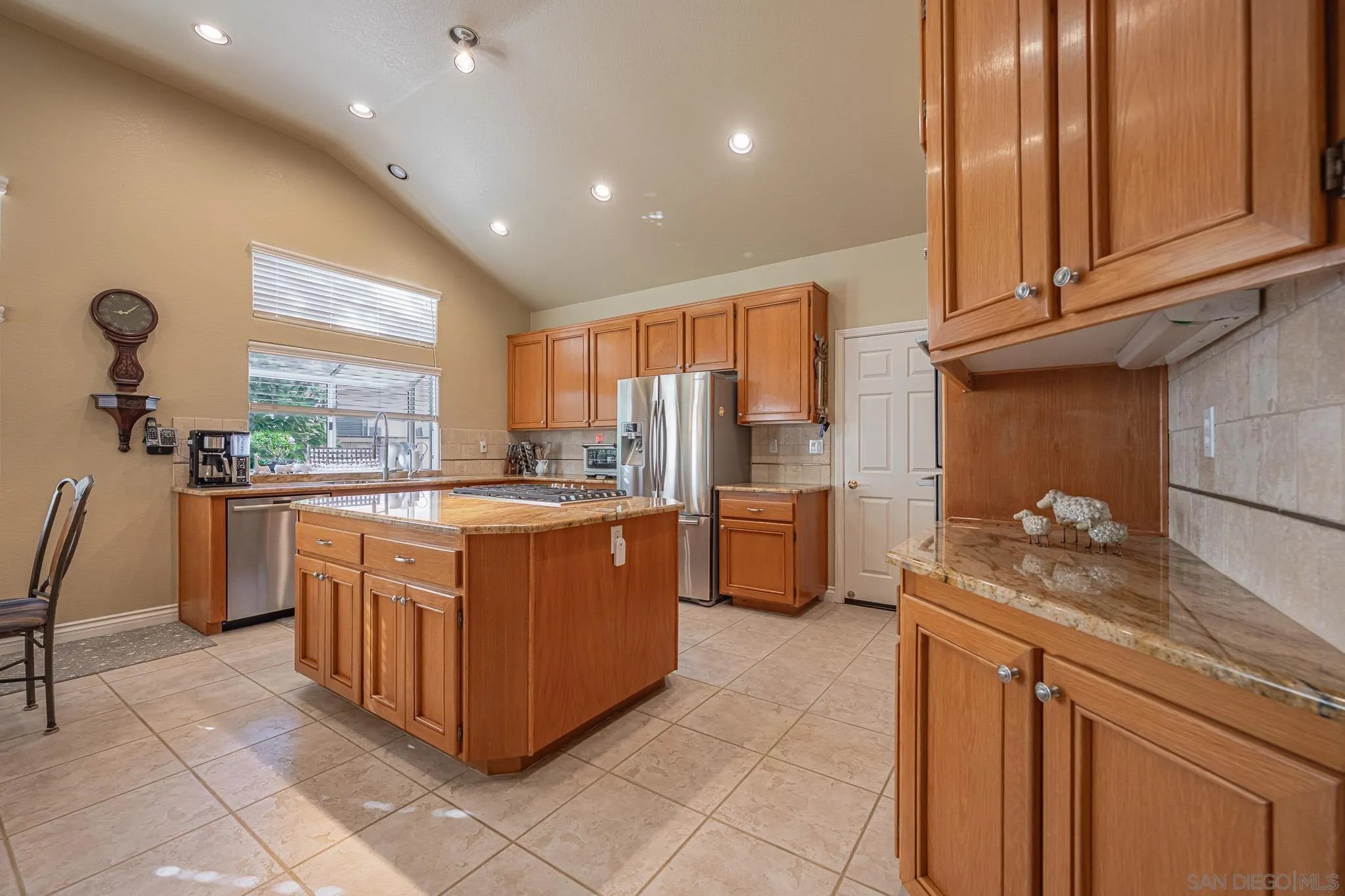https://cdn.realtyfeed.com/cdn/127/250037195/59d43ff44deb3c0daf030151bce7b00c.webp