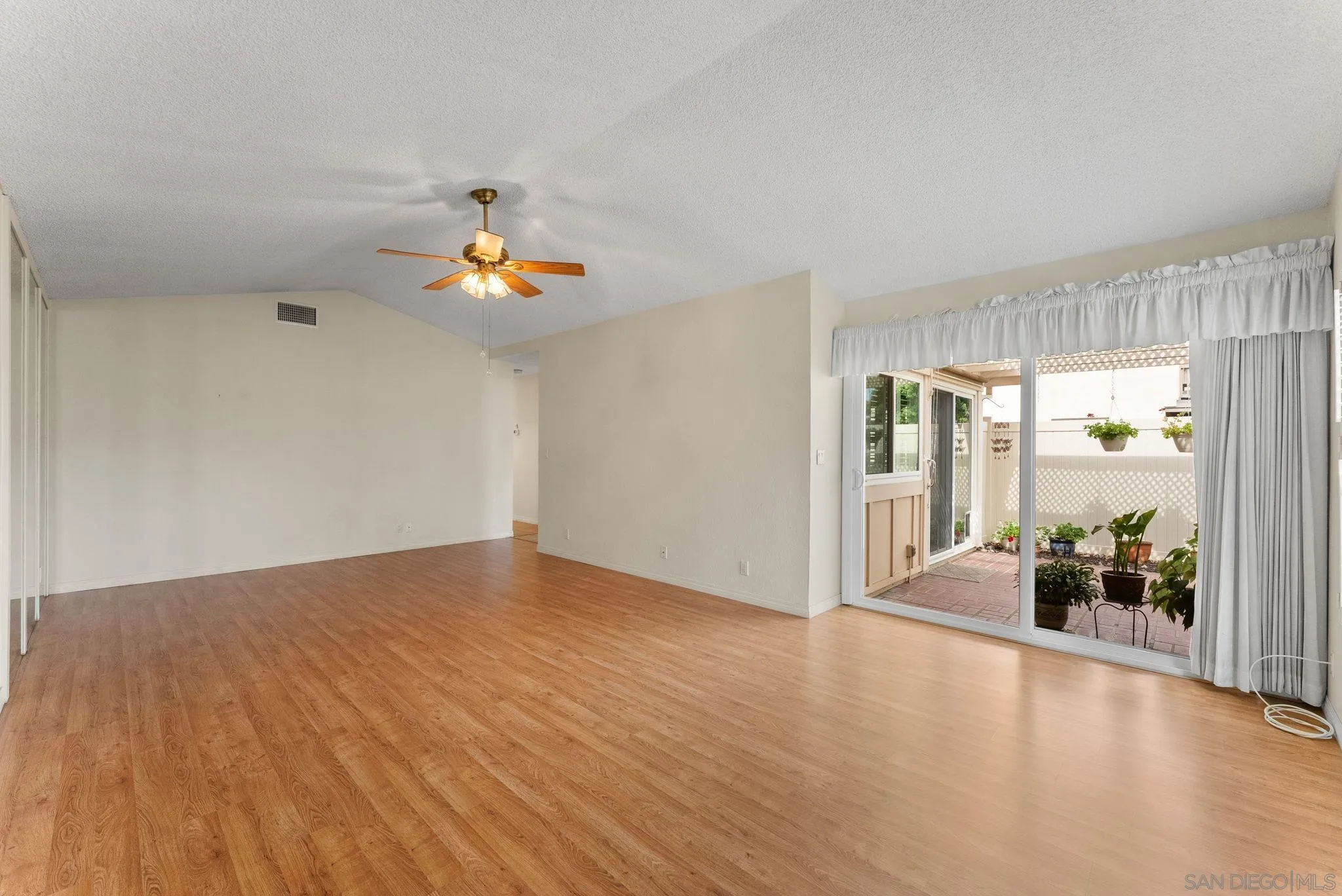 https://cdn.realtyfeed.com/cdn/127/250037197/55a7cab36f53b44e9355d86e644f56b7.webp