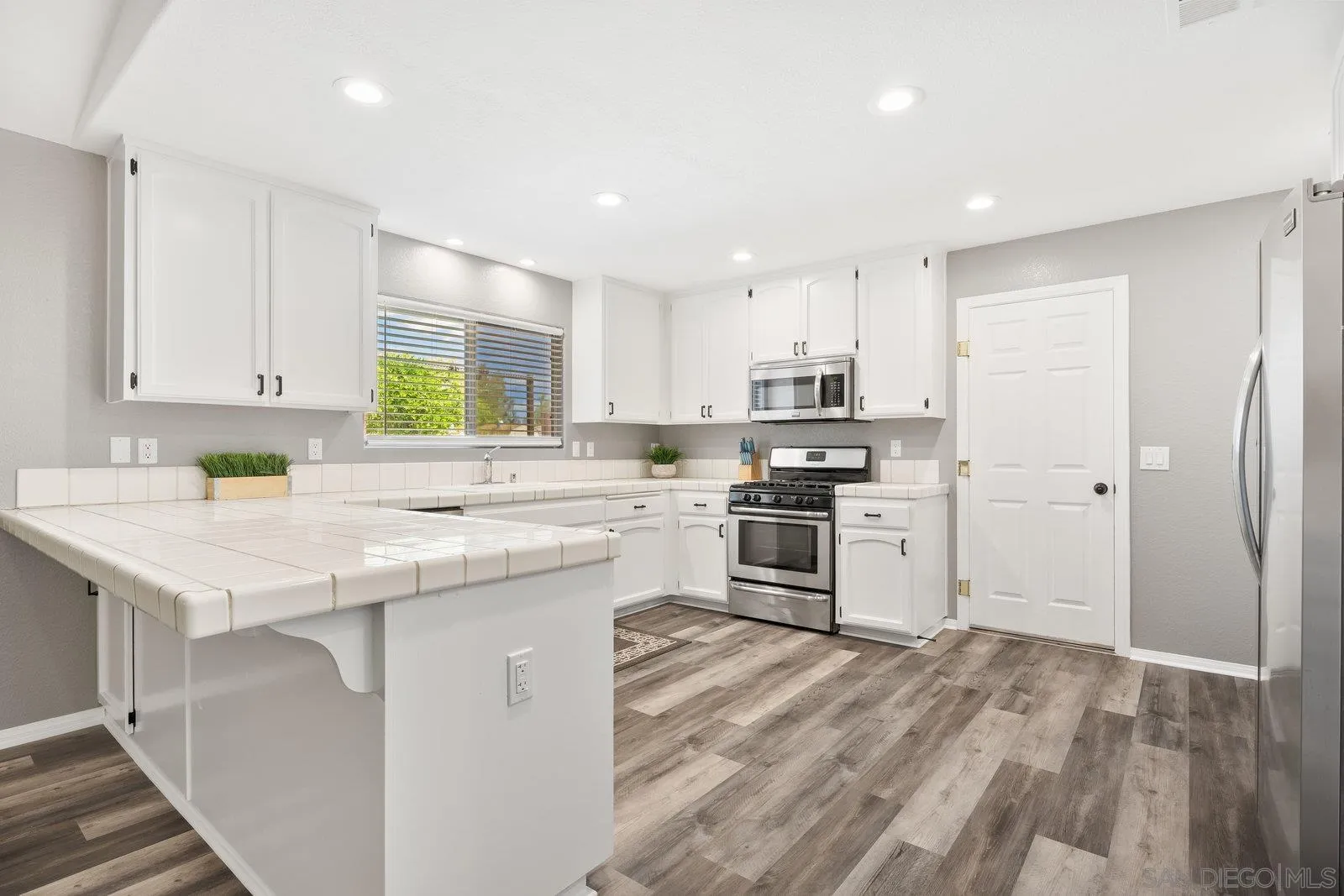 https://cdn.realtyfeed.com/cdn/127/250037208/1d39395852c492f6db16af7a4d341710.webp