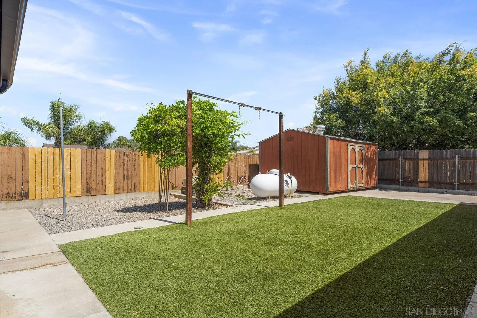 https://cdn.realtyfeed.com/cdn/127/250037208/eca681cd28cf453f7a121cfa60845e13.webp