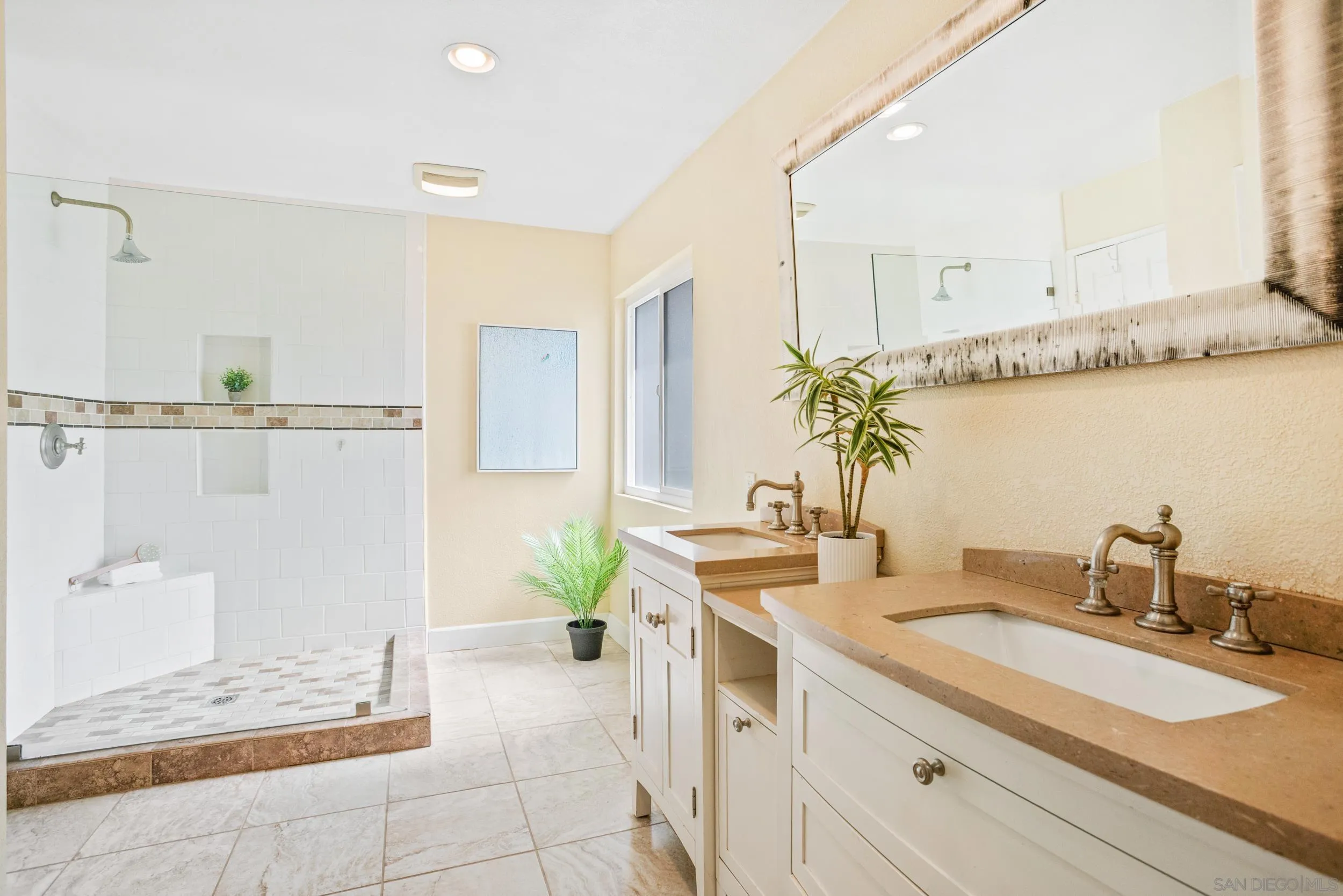 https://cdn.realtyfeed.com/cdn/127/250037214/01371392ab1b415a8225f83b89be6a13.webp