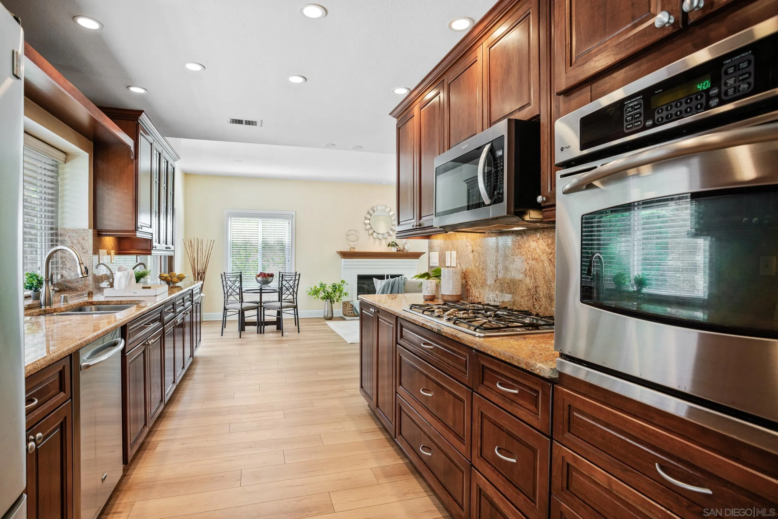 https://cdn.realtyfeed.com/cdn/127/250037214/1a7ce1e91af0842fff87bb6c09ae766e.webp