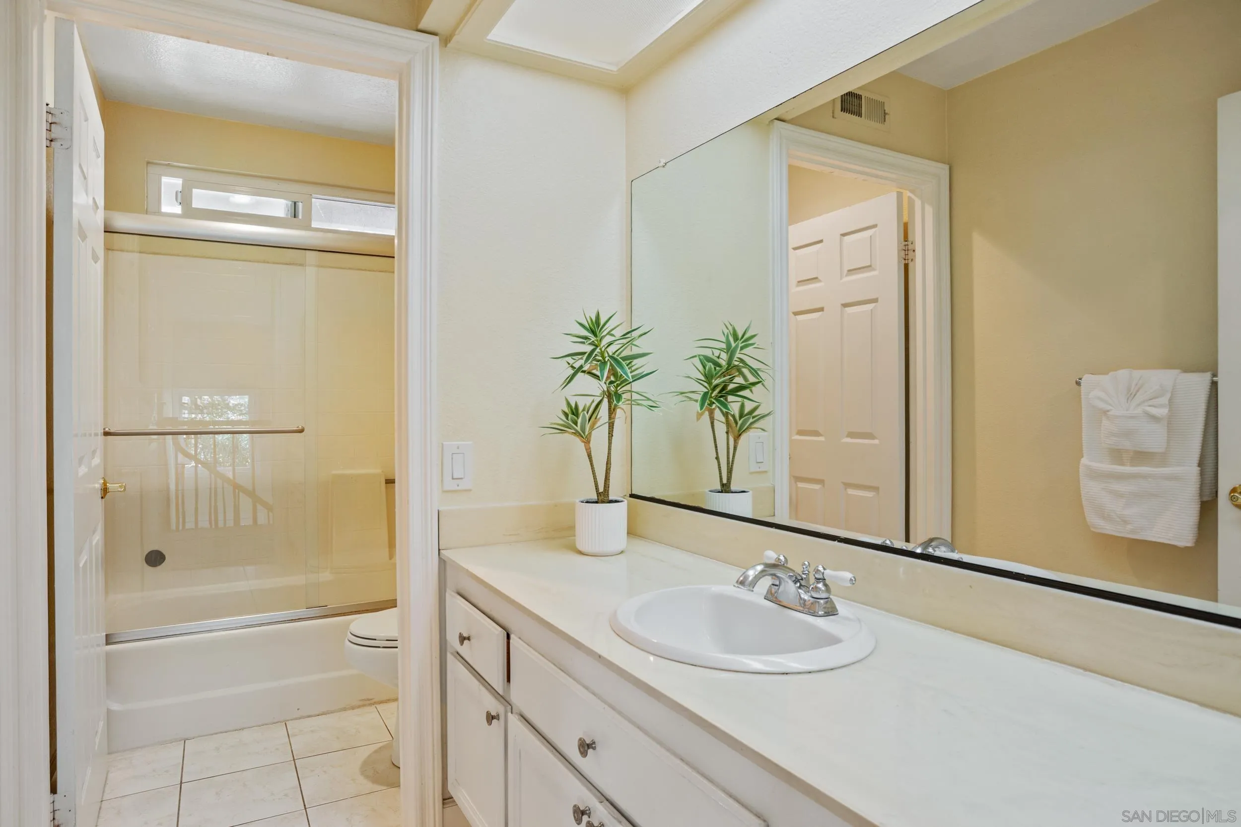 https://cdn.realtyfeed.com/cdn/127/250037214/c3fe4363f51ef44530b50a69512e8061.webp