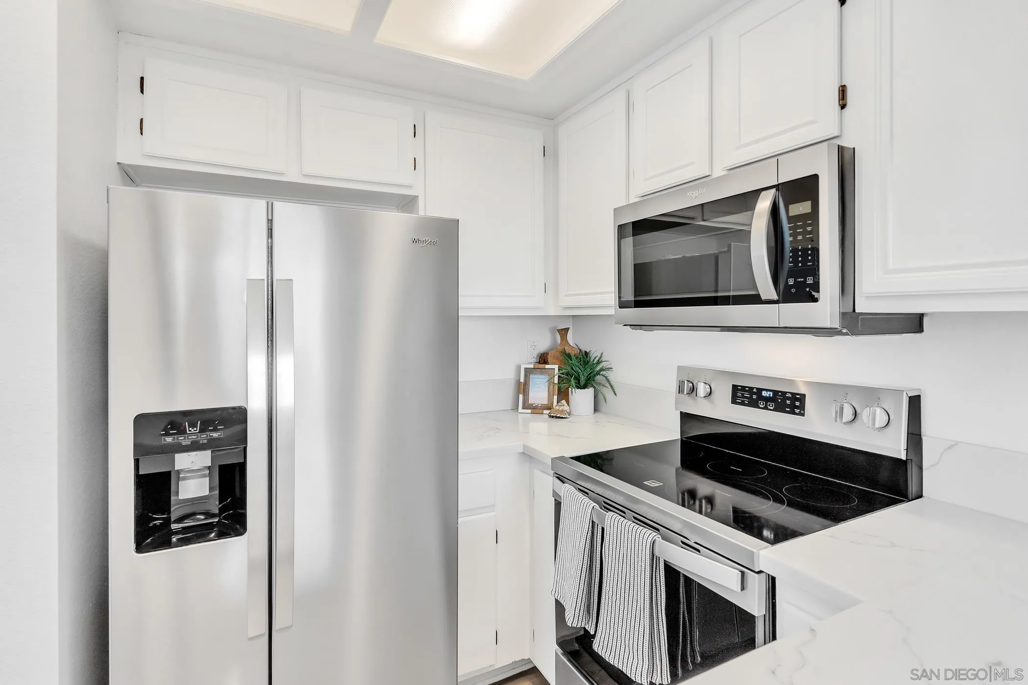 https://cdn.realtyfeed.com/cdn/127/250037217/d0ddb46ad53947d2e61b6b786d315d12.webp