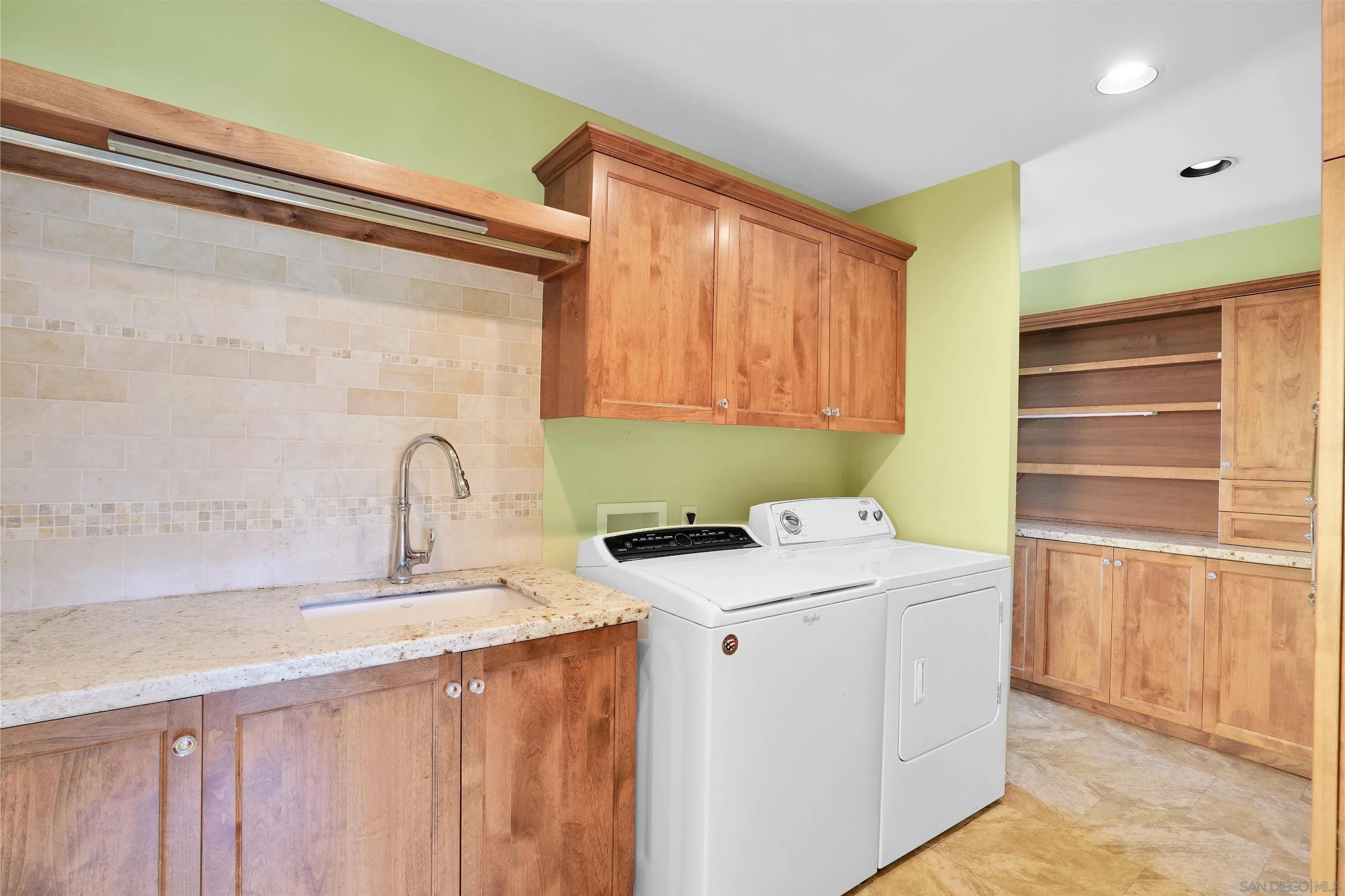 https://cdn.realtyfeed.com/cdn/127/250037229/0f18ac956357e68d06feac72cf4bbe15.webp