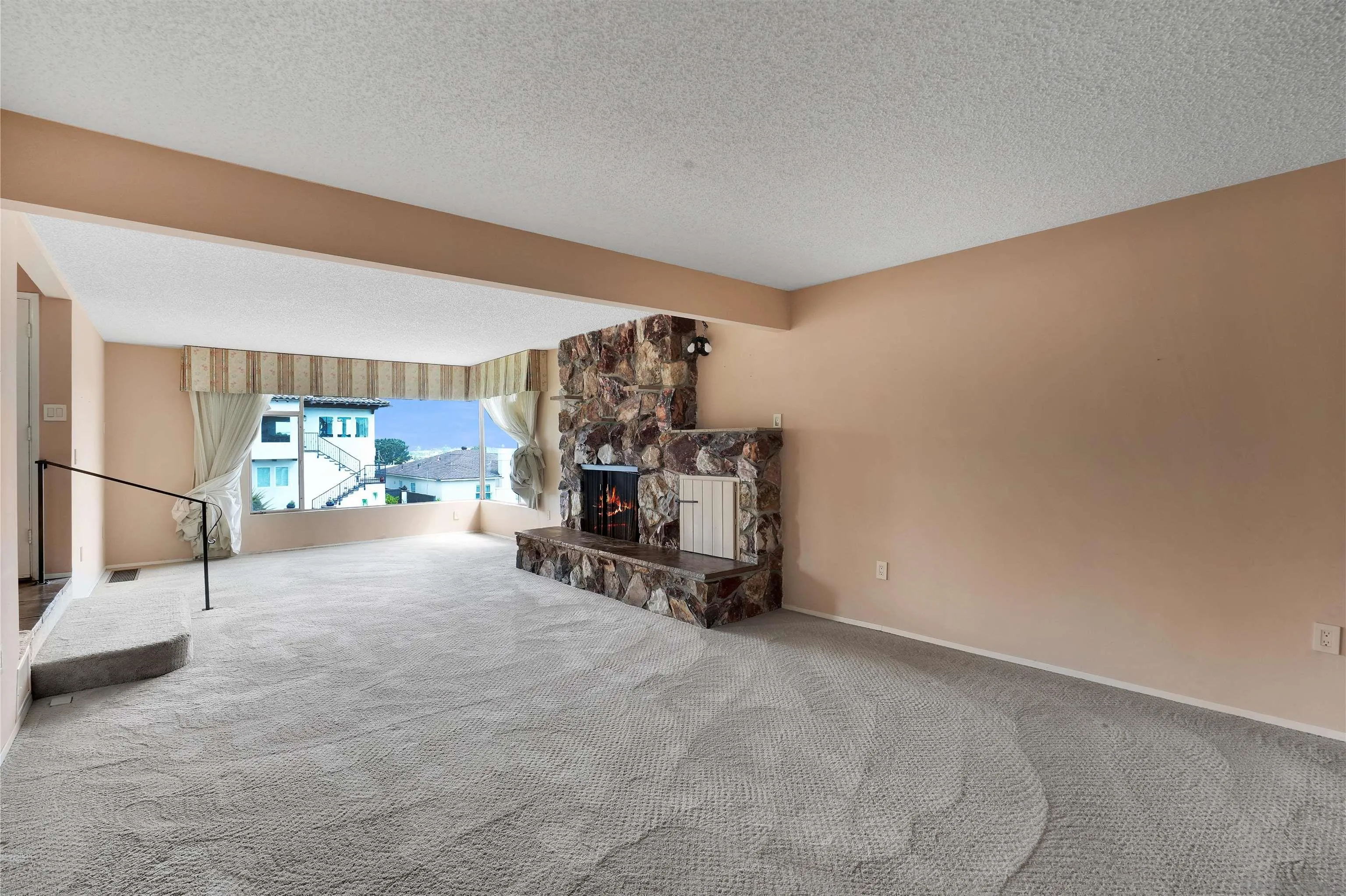 https://cdn.realtyfeed.com/cdn/127/250037229/1e684c0e2489d9cda52768003f79a3aa.webp