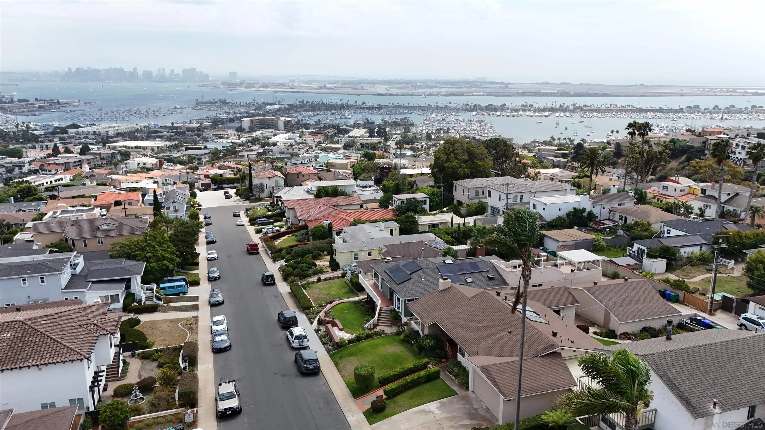 https://cdn.realtyfeed.com/cdn/127/250037229/d886d7a1f7d96fde083d3c91f6a3fae2.webp
