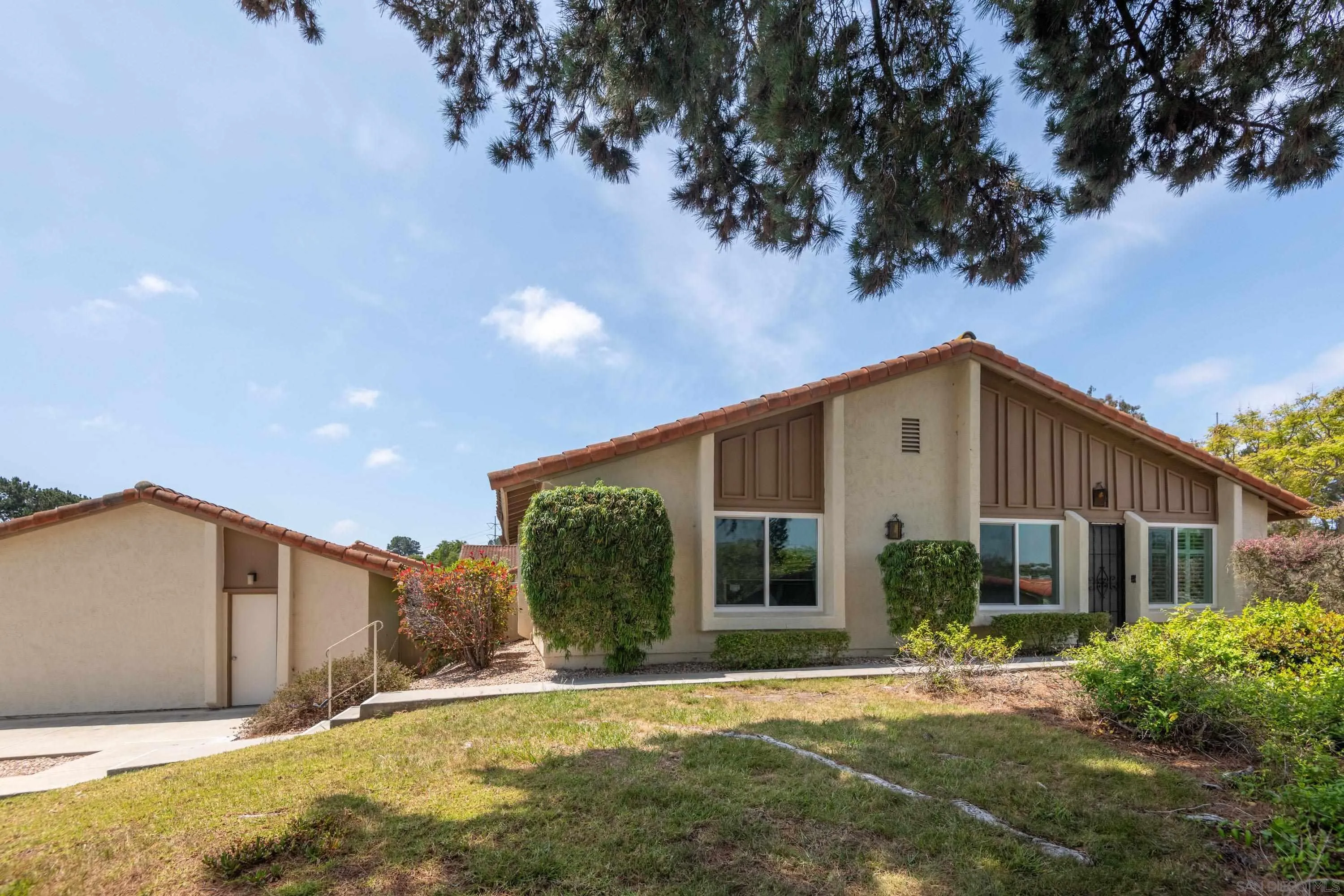 https://cdn.realtyfeed.com/cdn/127/250037231/a16def1fb3e7cdb3bb6d3ad83fb57ce9.webp