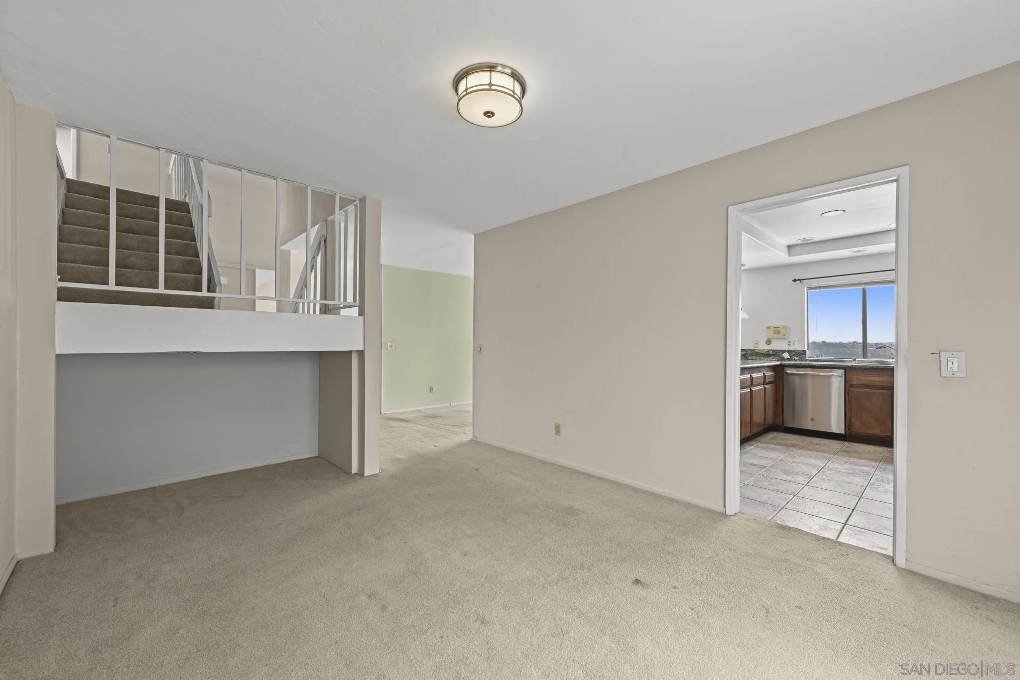 https://cdn.realtyfeed.com/cdn/127/250037240/aeff4e4e200bd46586f736586832cf25.webp