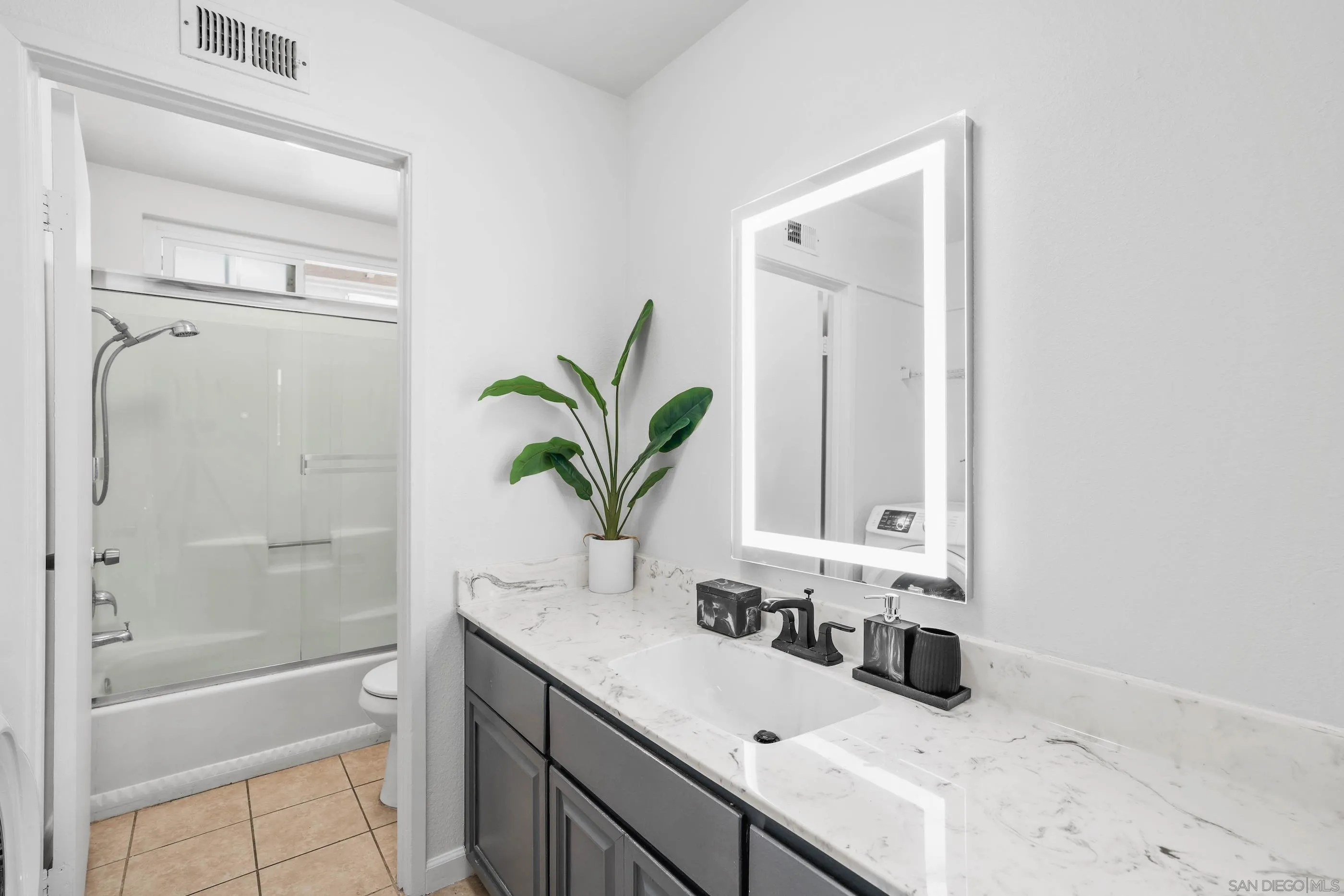 https://cdn.realtyfeed.com/cdn/127/250037250/8bed70db3150229fc429cdac9904cb51.webp