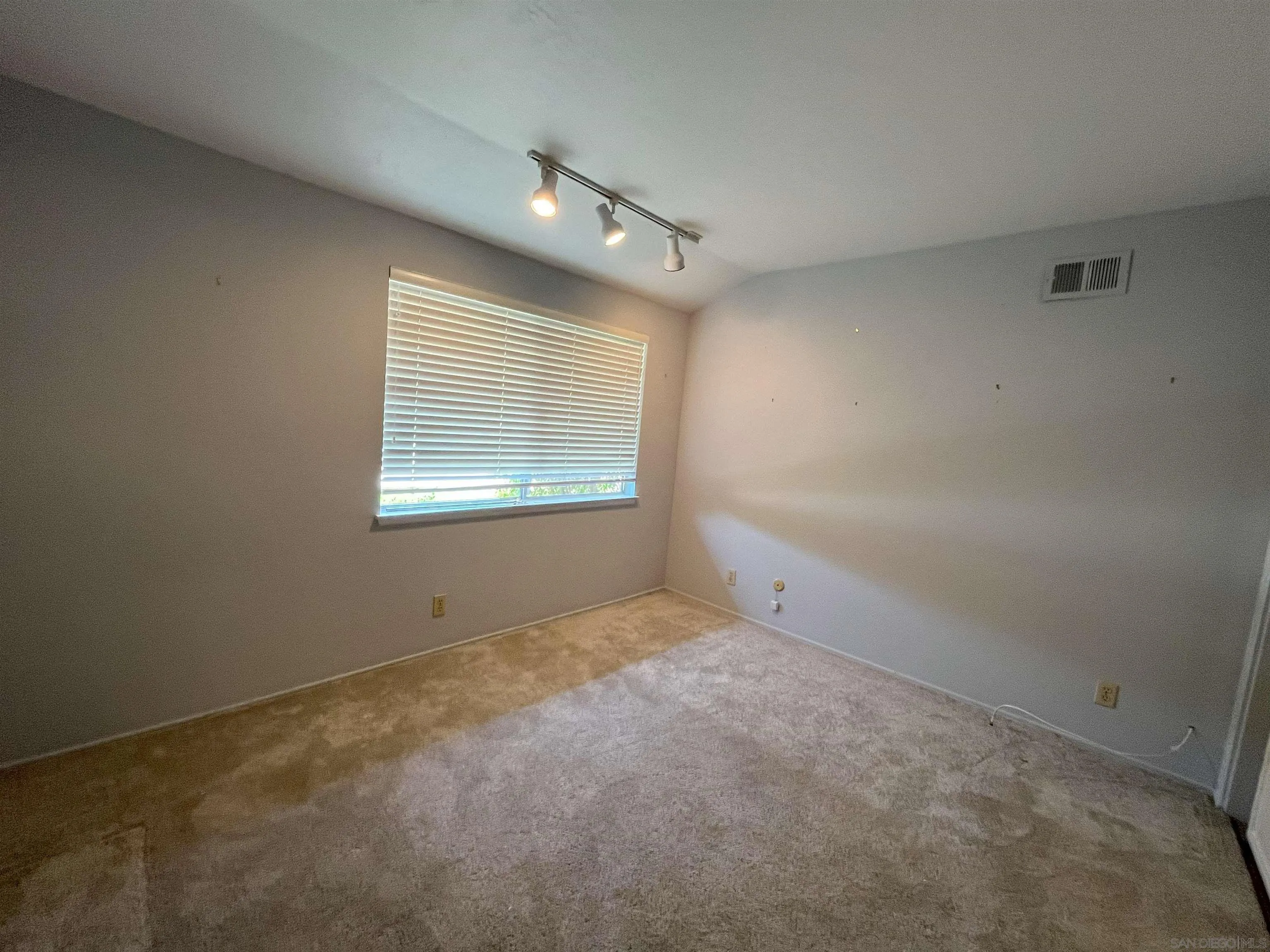 https://cdn.realtyfeed.com/cdn/127/250037257/b989a57c98922d154fa426304a2cf0f7.webp