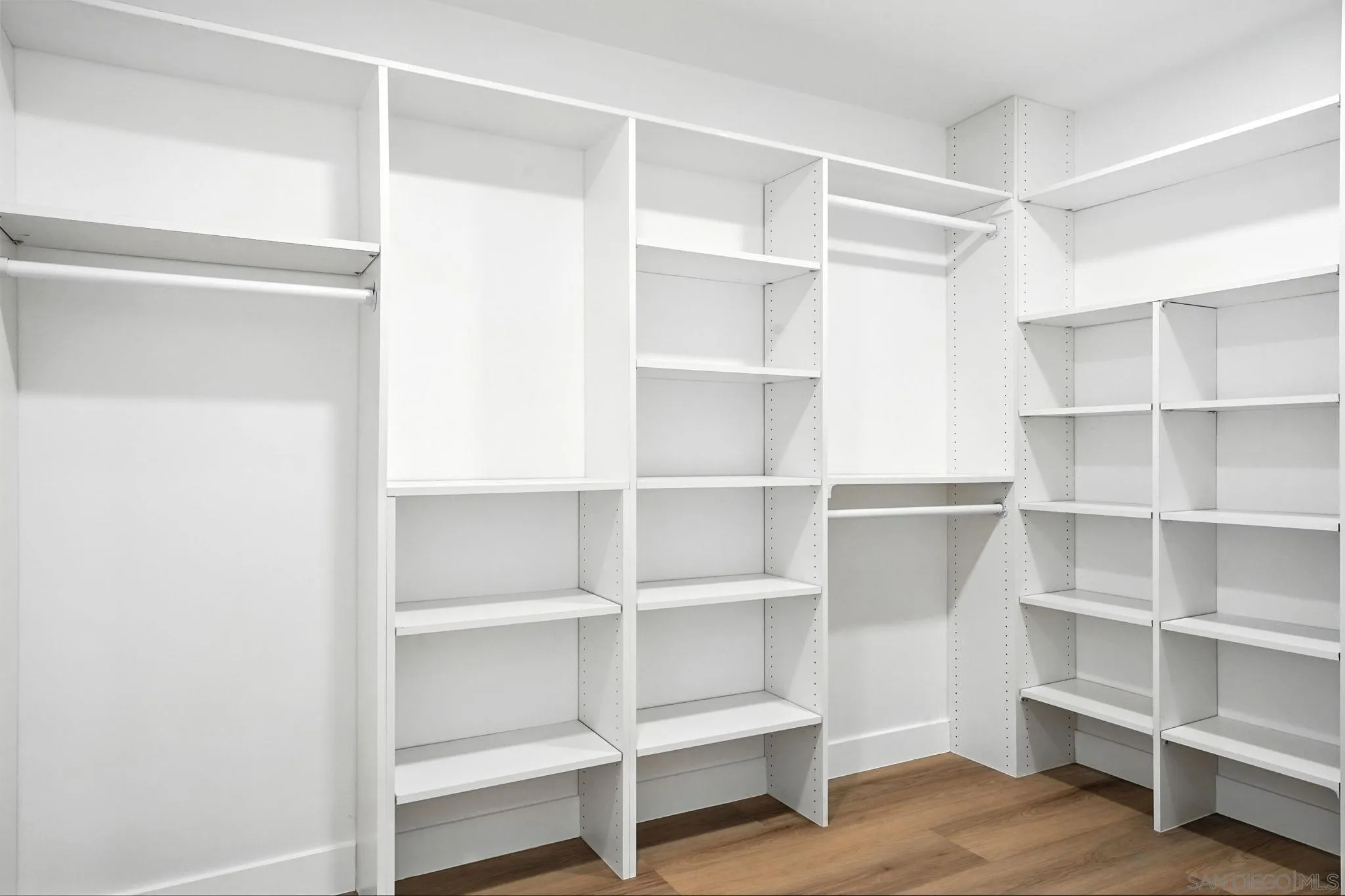 https://cdn.realtyfeed.com/cdn/127/250037265/e358525594baf0e4f9cc791418db2ed5.webp