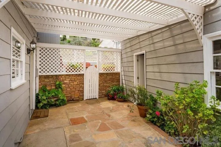 https://cdn.realtyfeed.com/cdn/127/250037279/9faa69b9d636df773a25a64bd4259666.webp