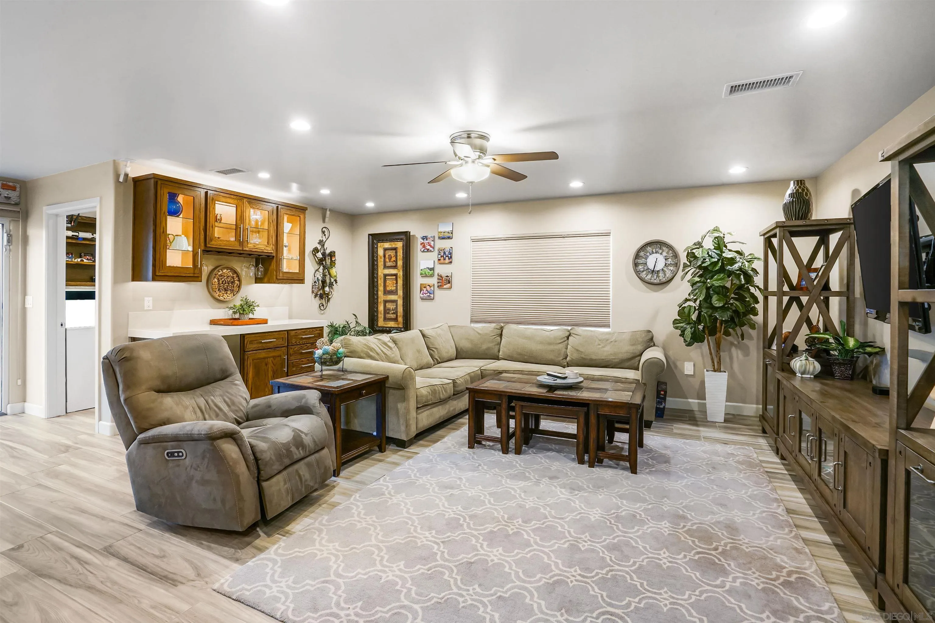 https://cdn.realtyfeed.com/cdn/127/250037297/3f1f9953a88fbee9157596a15b95a631.webp