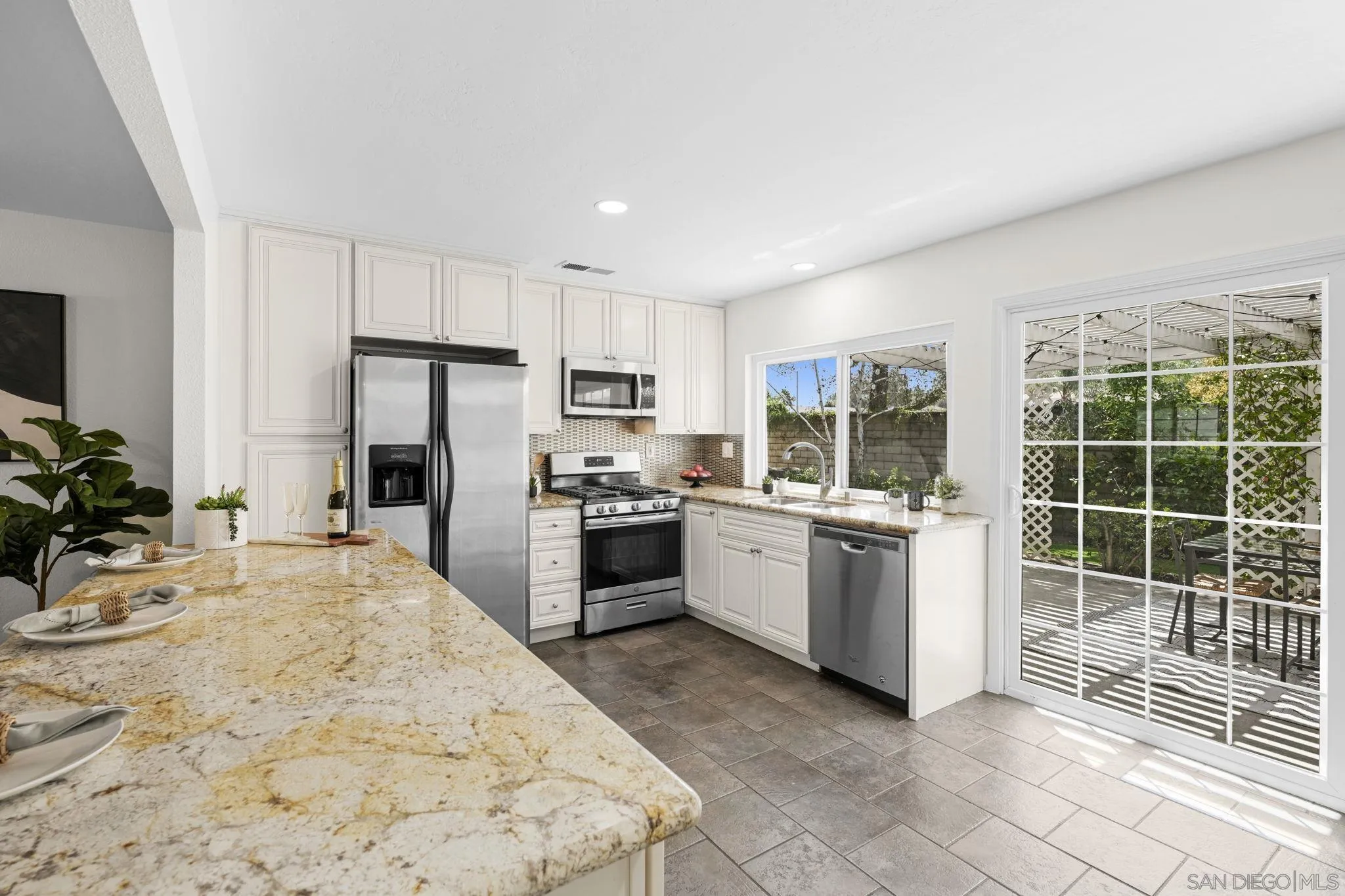https://cdn.realtyfeed.com/cdn/127/250037303/06d5be2a1a786ee129ab0001b9c12baf.webp