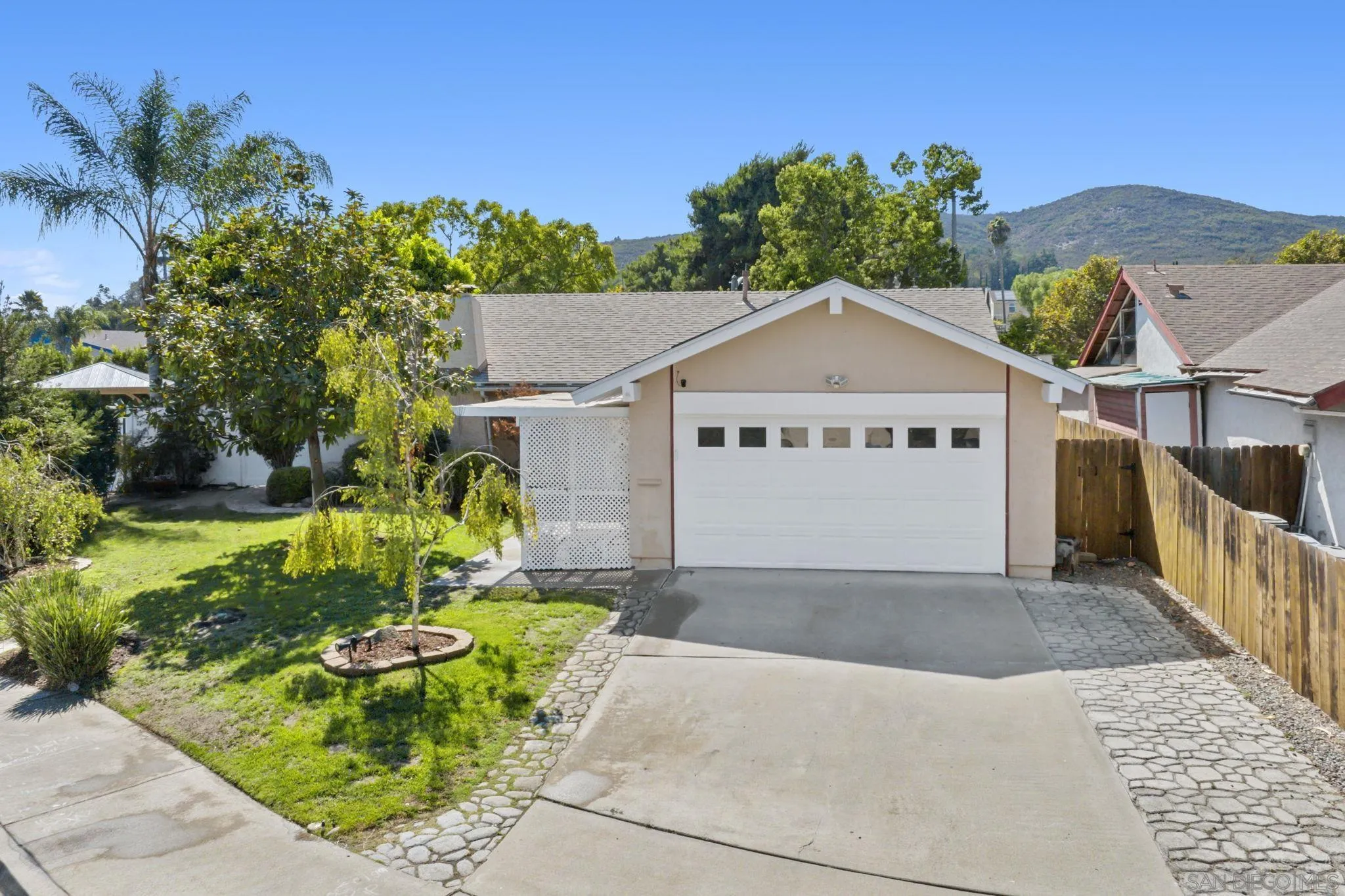 https://cdn.realtyfeed.com/cdn/127/250037303/17476e10bc7c7dcc77231c2e1551f6bc.webp