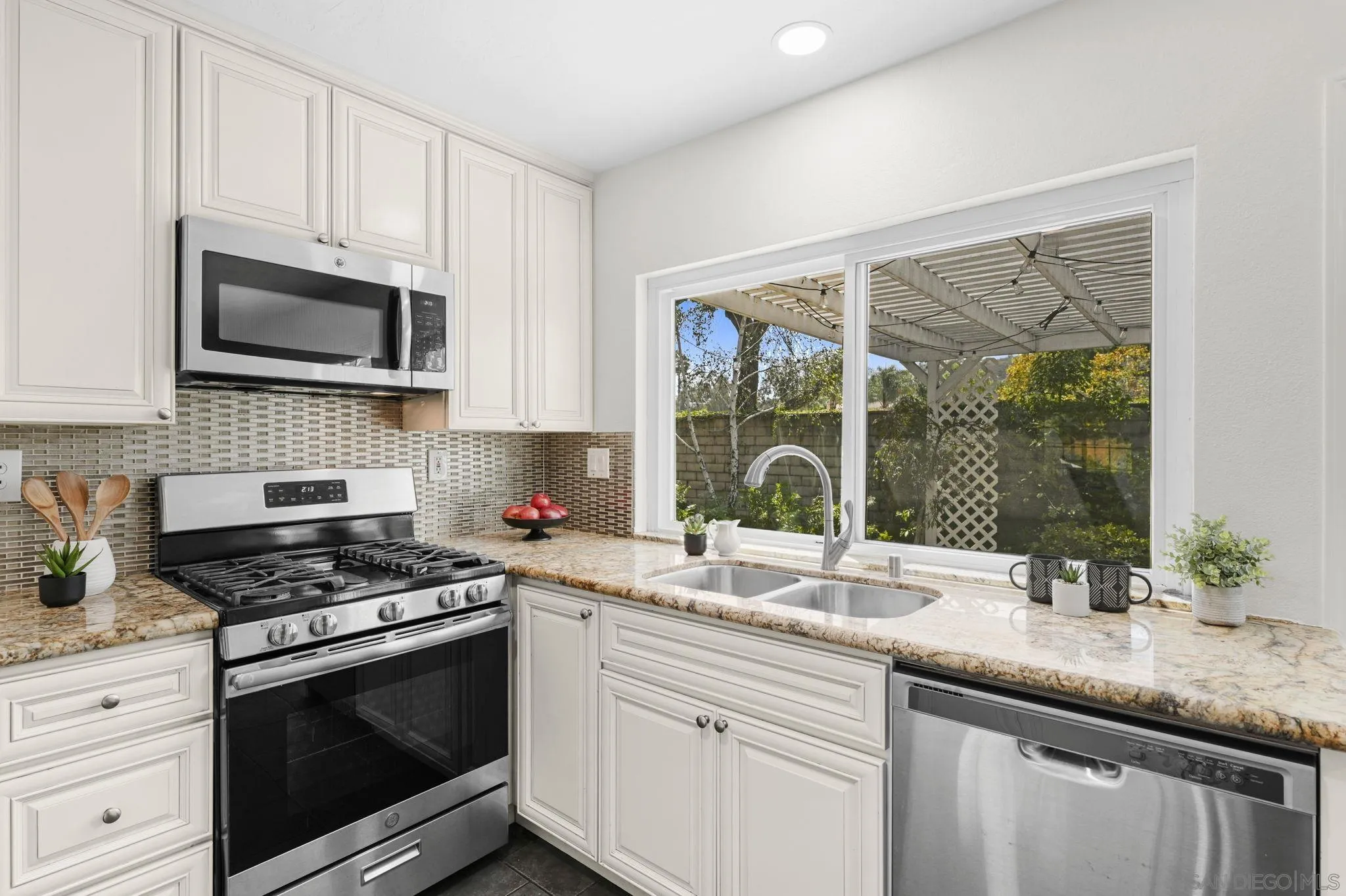 https://cdn.realtyfeed.com/cdn/127/250037303/a7a68b8212fa979365cd6a62916852db.webp