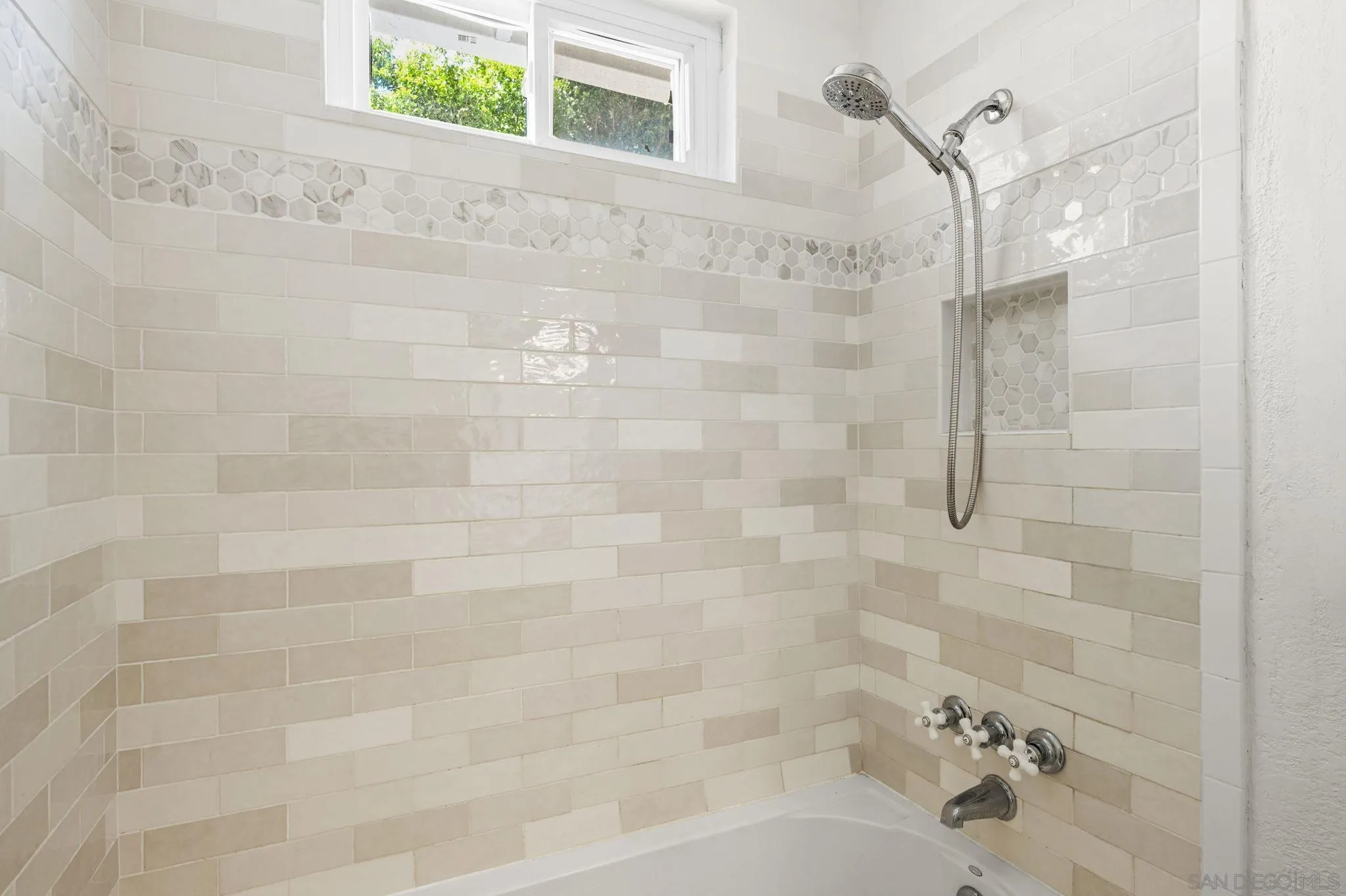 https://cdn.realtyfeed.com/cdn/127/250037303/ffb99a3af6af7aede404098d420b07ee.webp