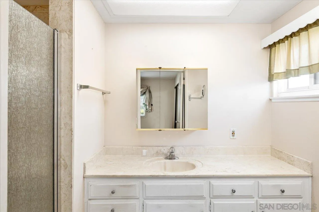 https://cdn.realtyfeed.com/cdn/127/250037311/993481148eb7e10bdd2d248f7bd73be5.webp